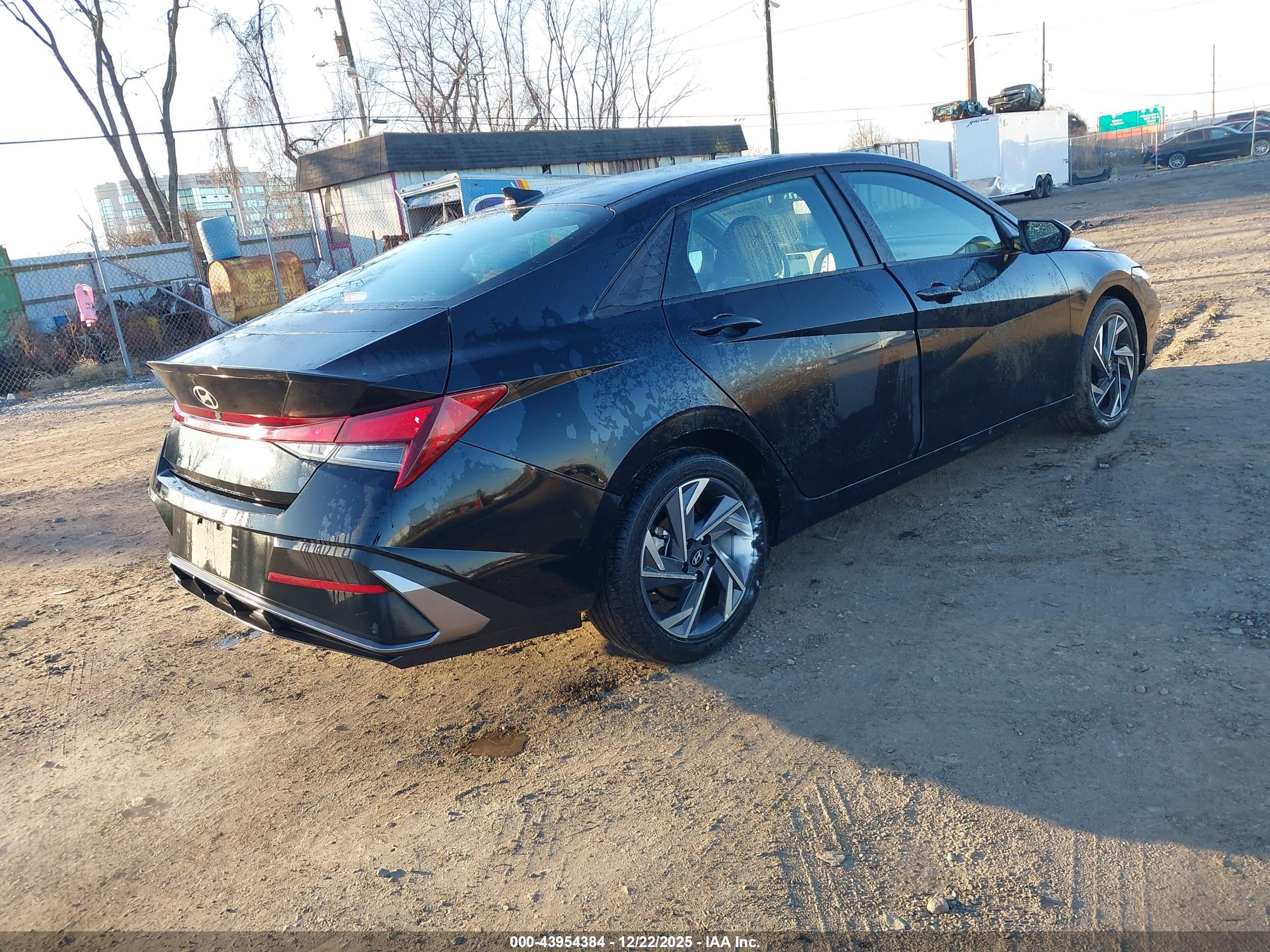 HYUNDAI ELANTRA image 4