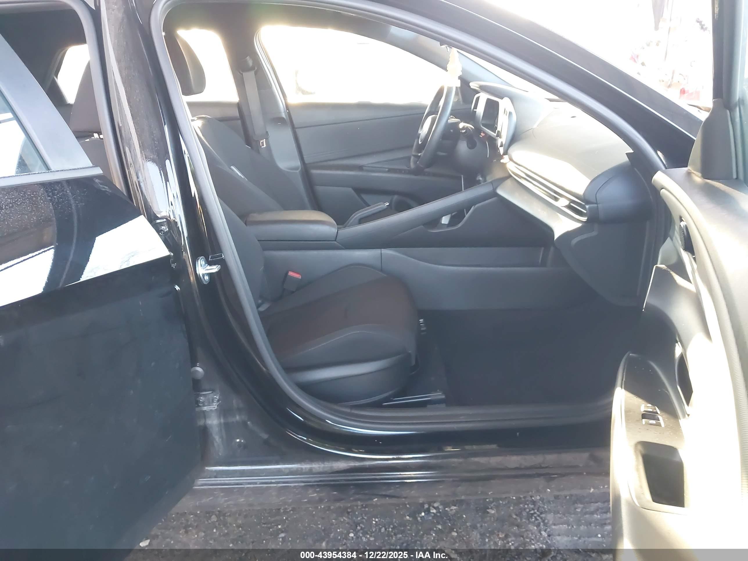 HYUNDAI ELANTRA image 5