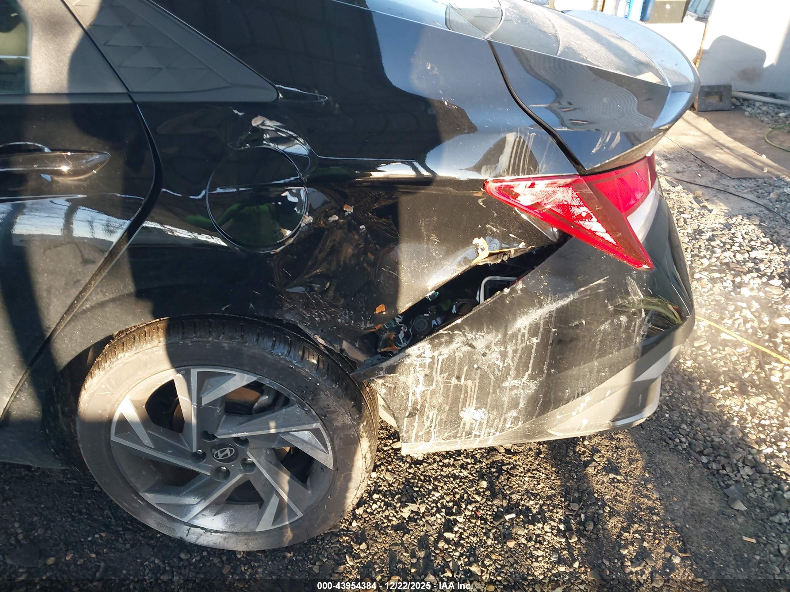 HYUNDAI ELANTRA image 6