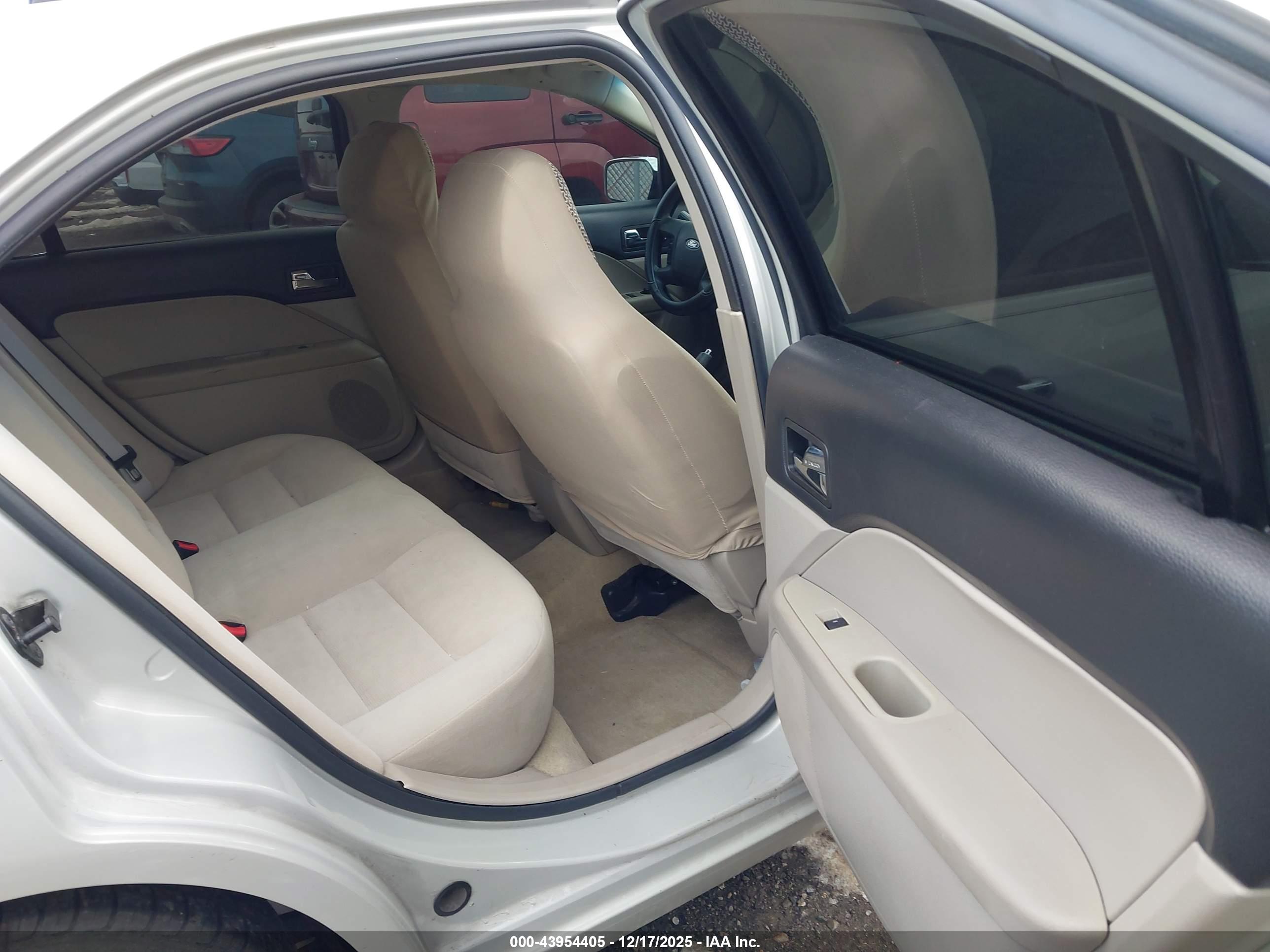 FORD FUSION image 8
