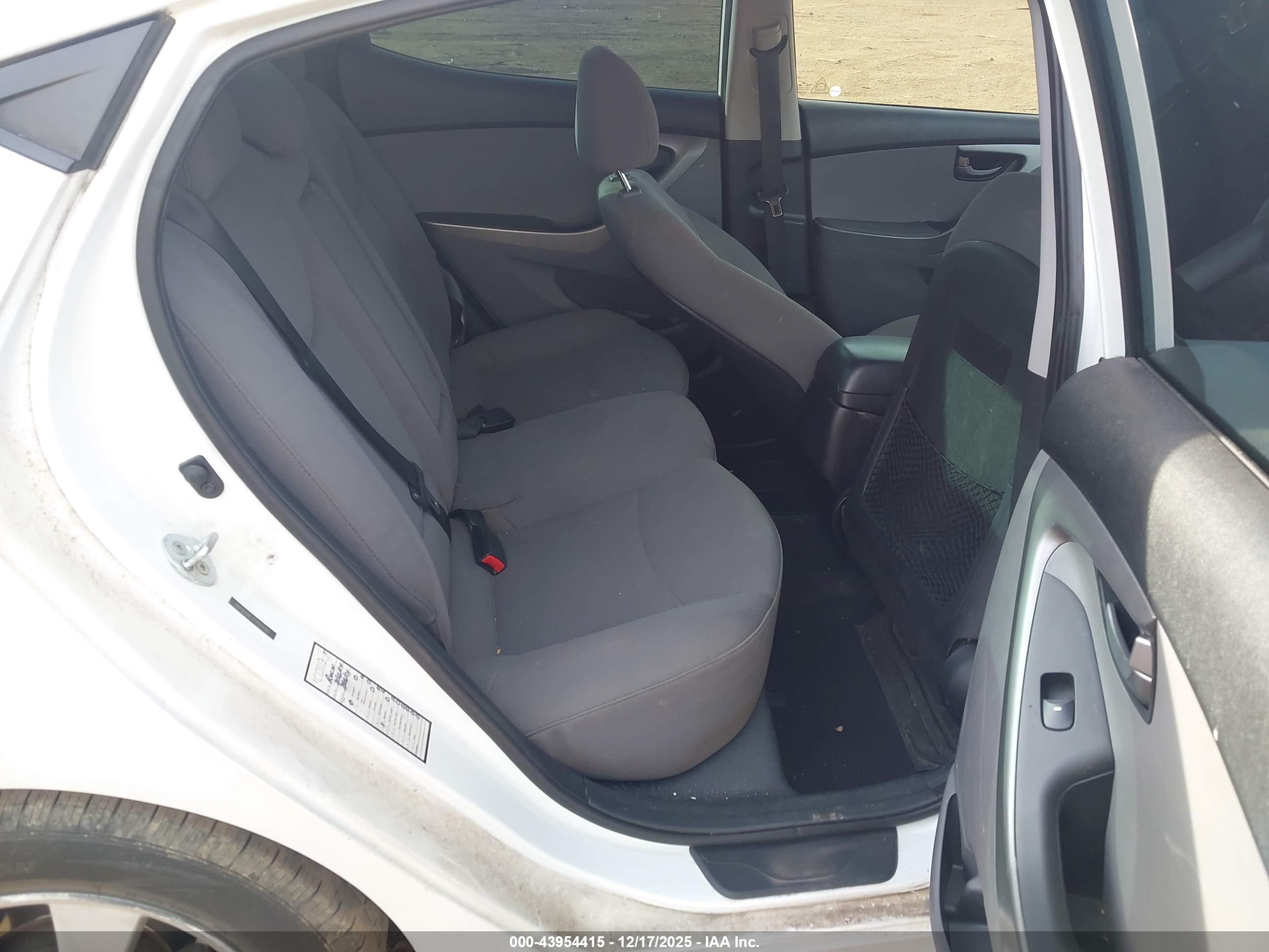 HYUNDAI ELANTRA image 8