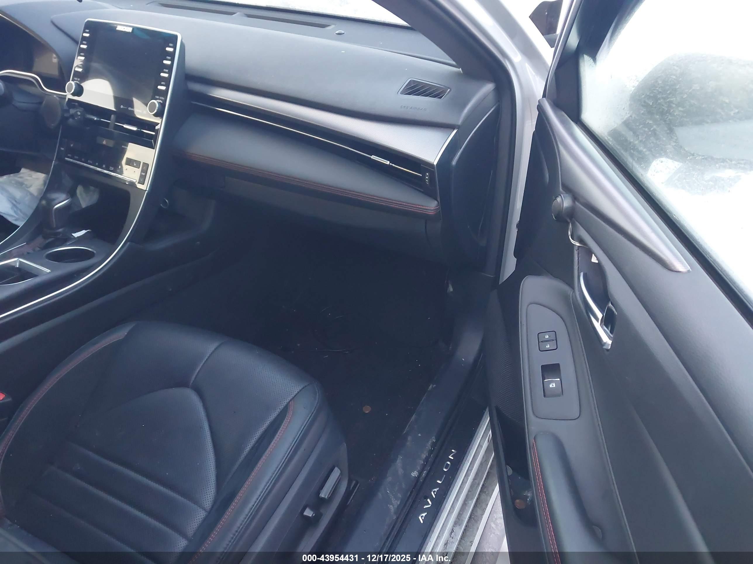 TOYOTA AVALON image 5