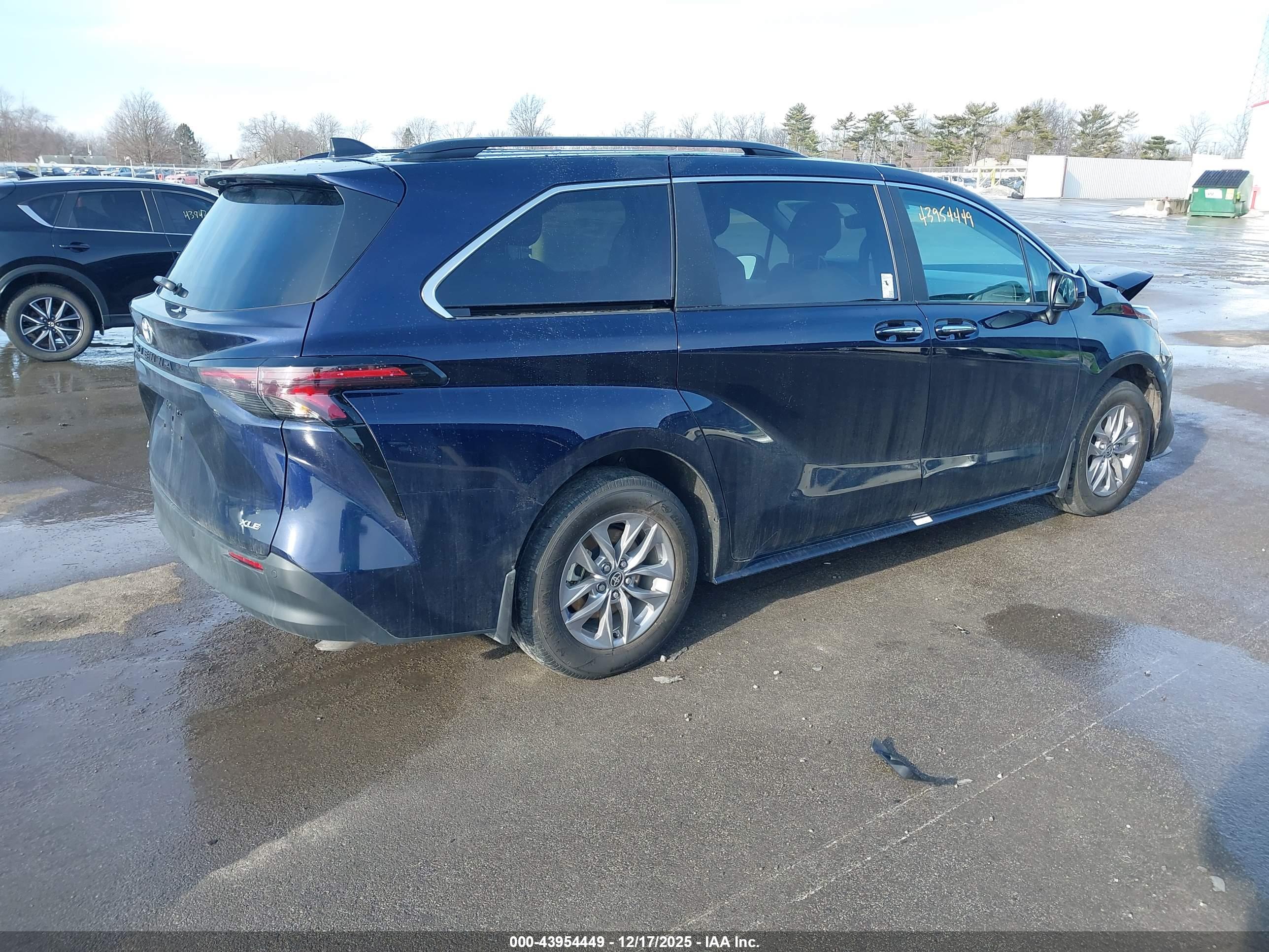 TOYOTA SIENNA image 4