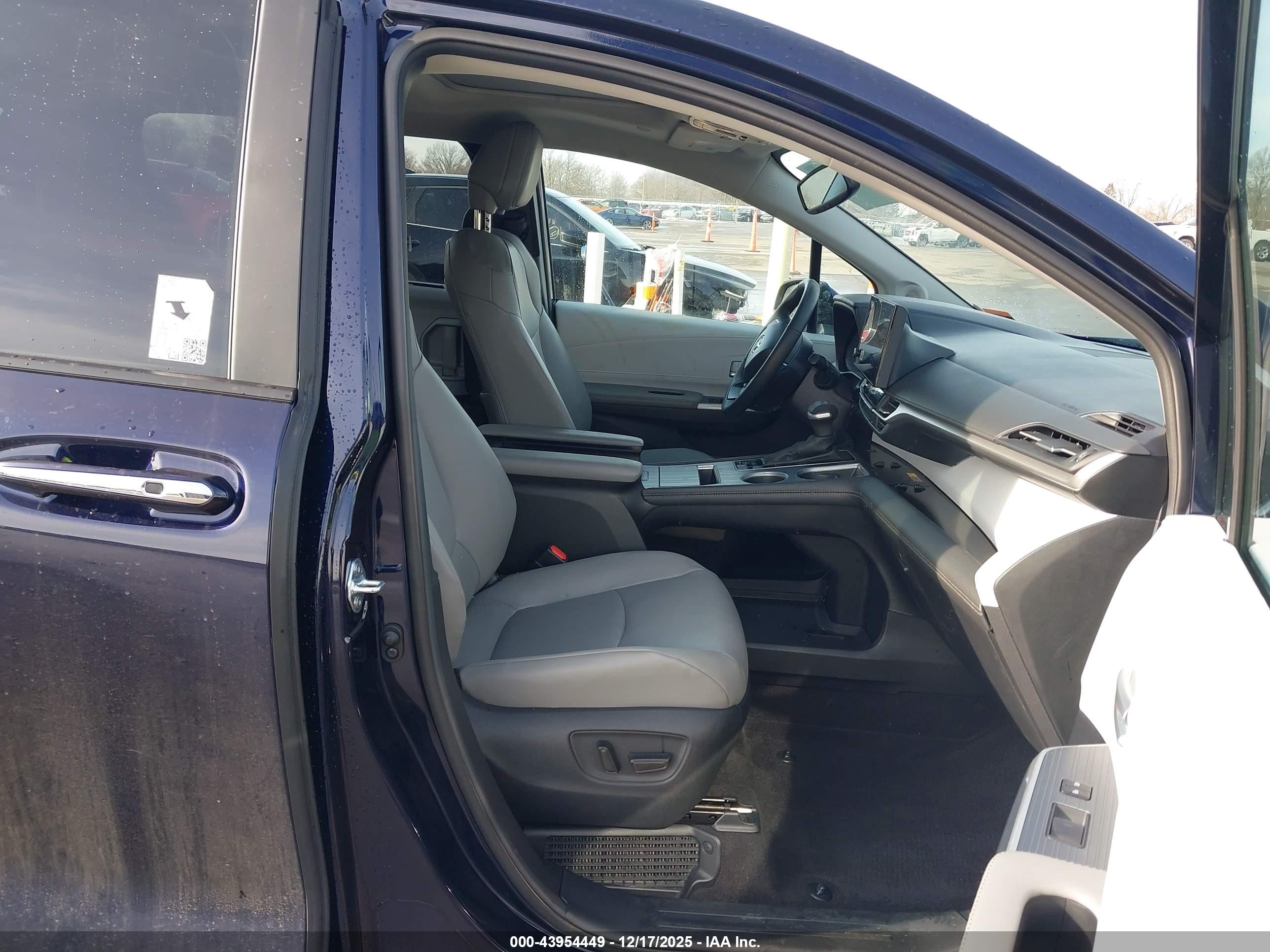TOYOTA SIENNA image 5