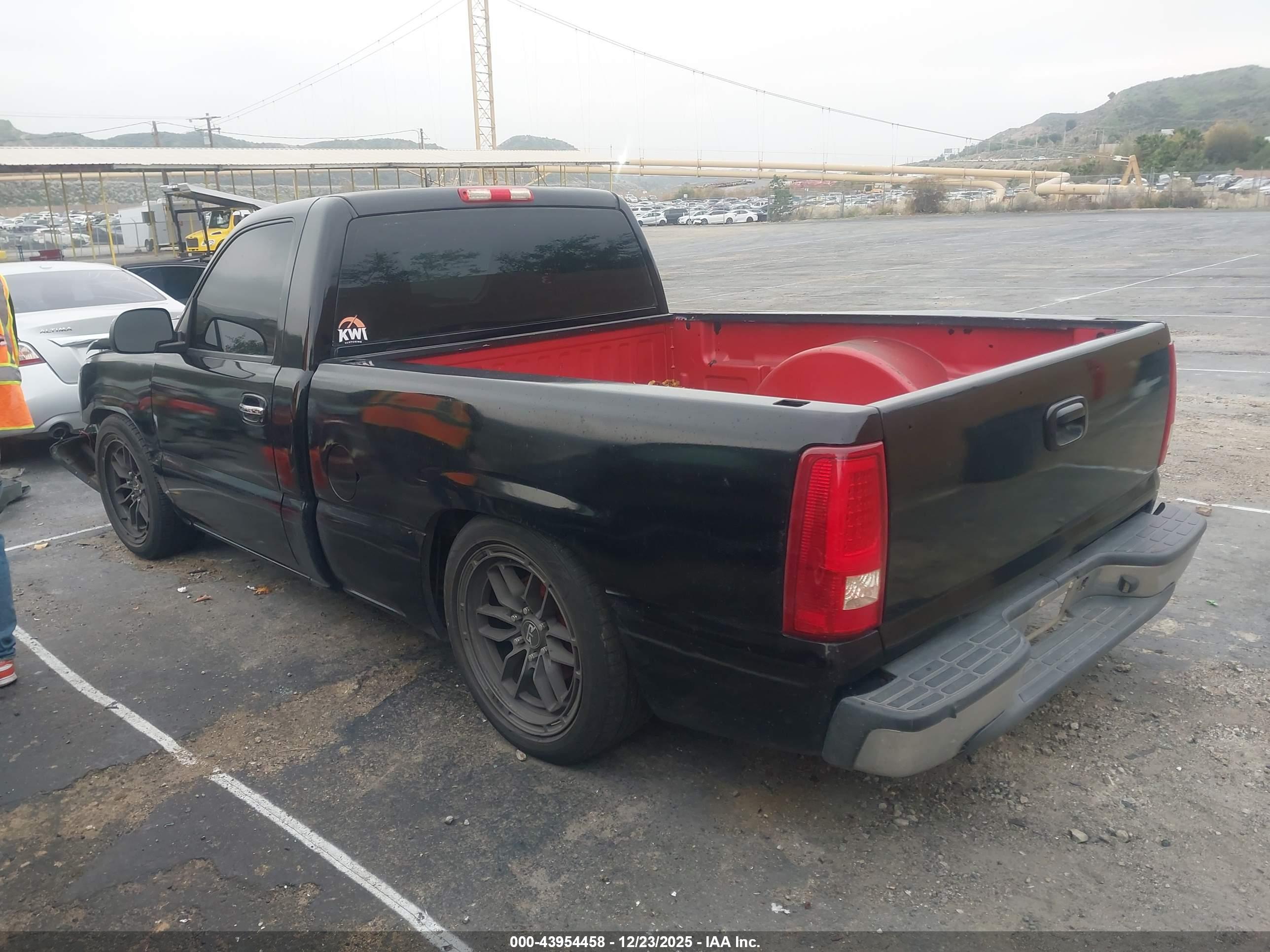 CHEVROLET SILVERADO image 3