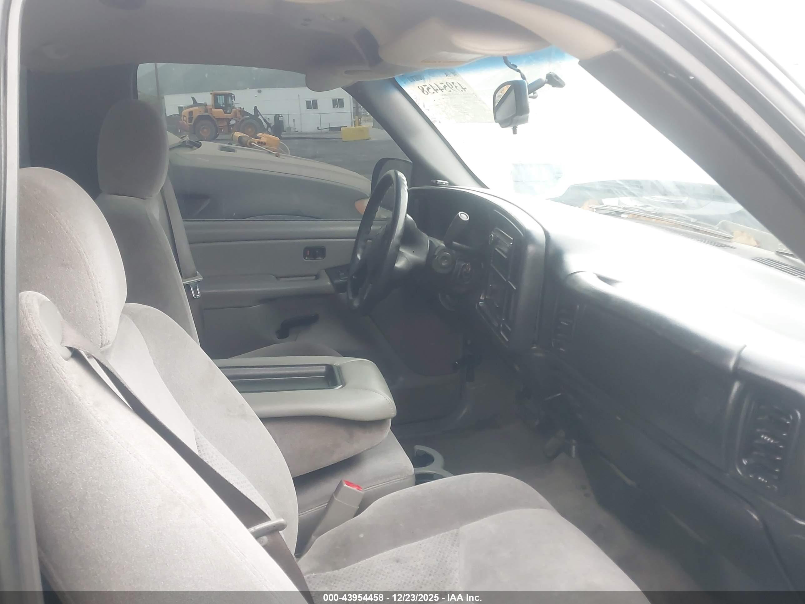 CHEVROLET SILVERADO image 5