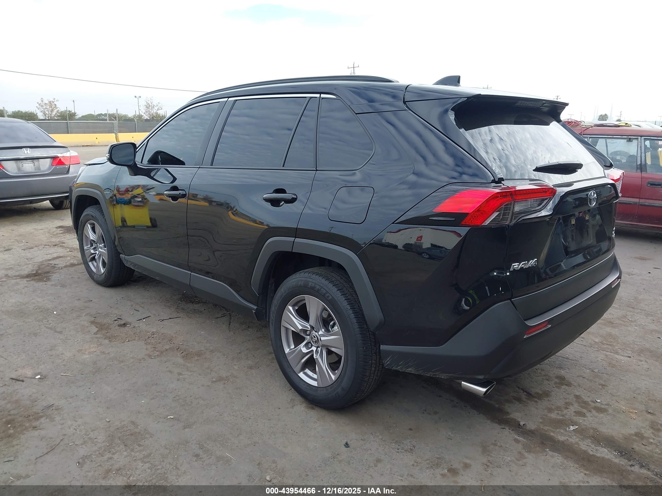 TOYOTA RAV4 image 3