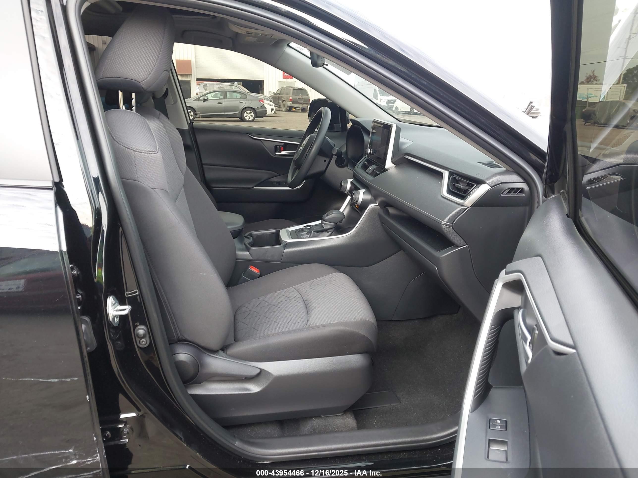 TOYOTA RAV4 image 5