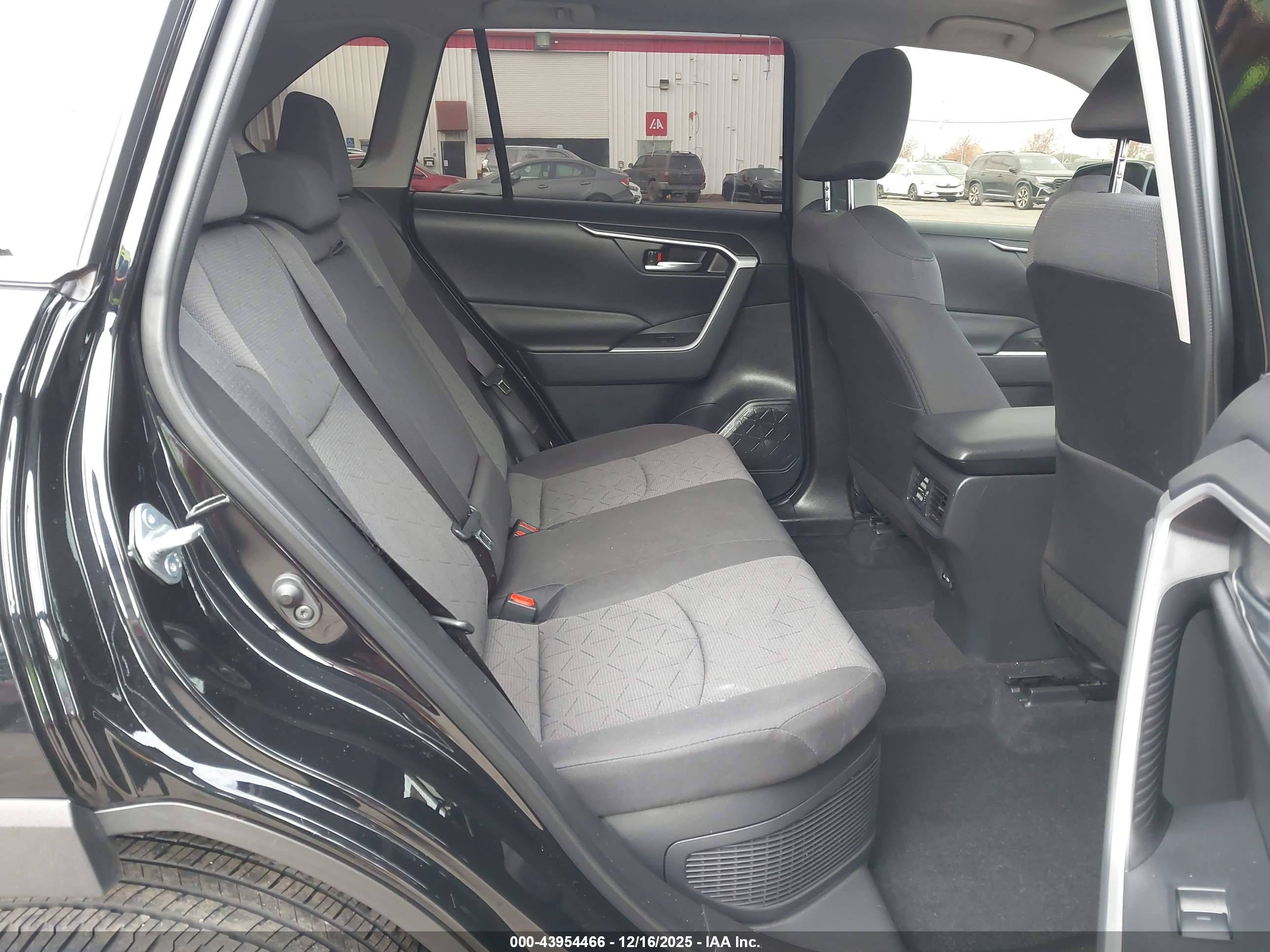 TOYOTA RAV4 image 8