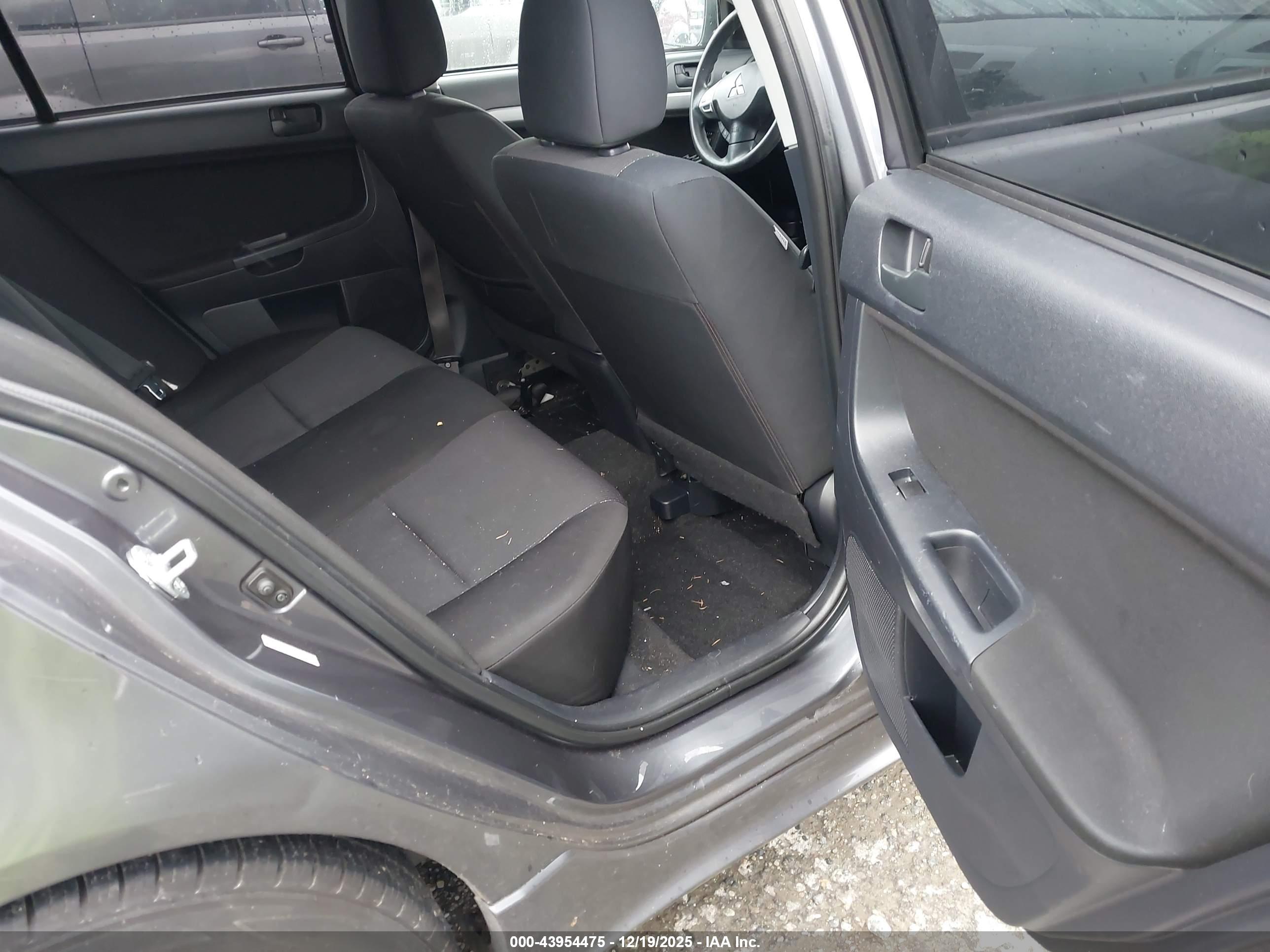 MITSUBISHI LANCER image 8