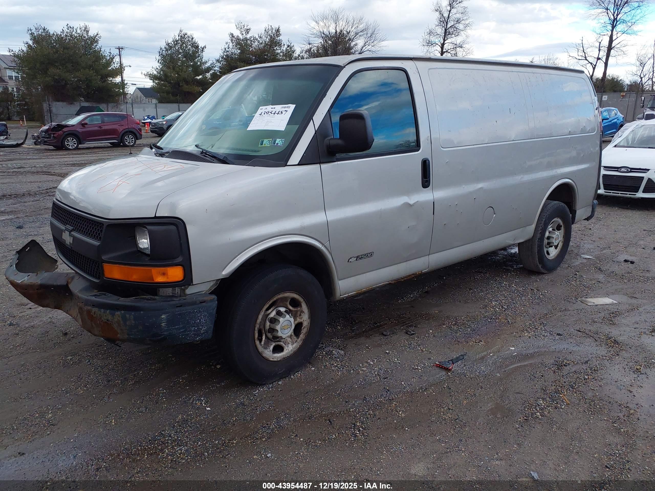 CHEVROLET EXPRESS image 2