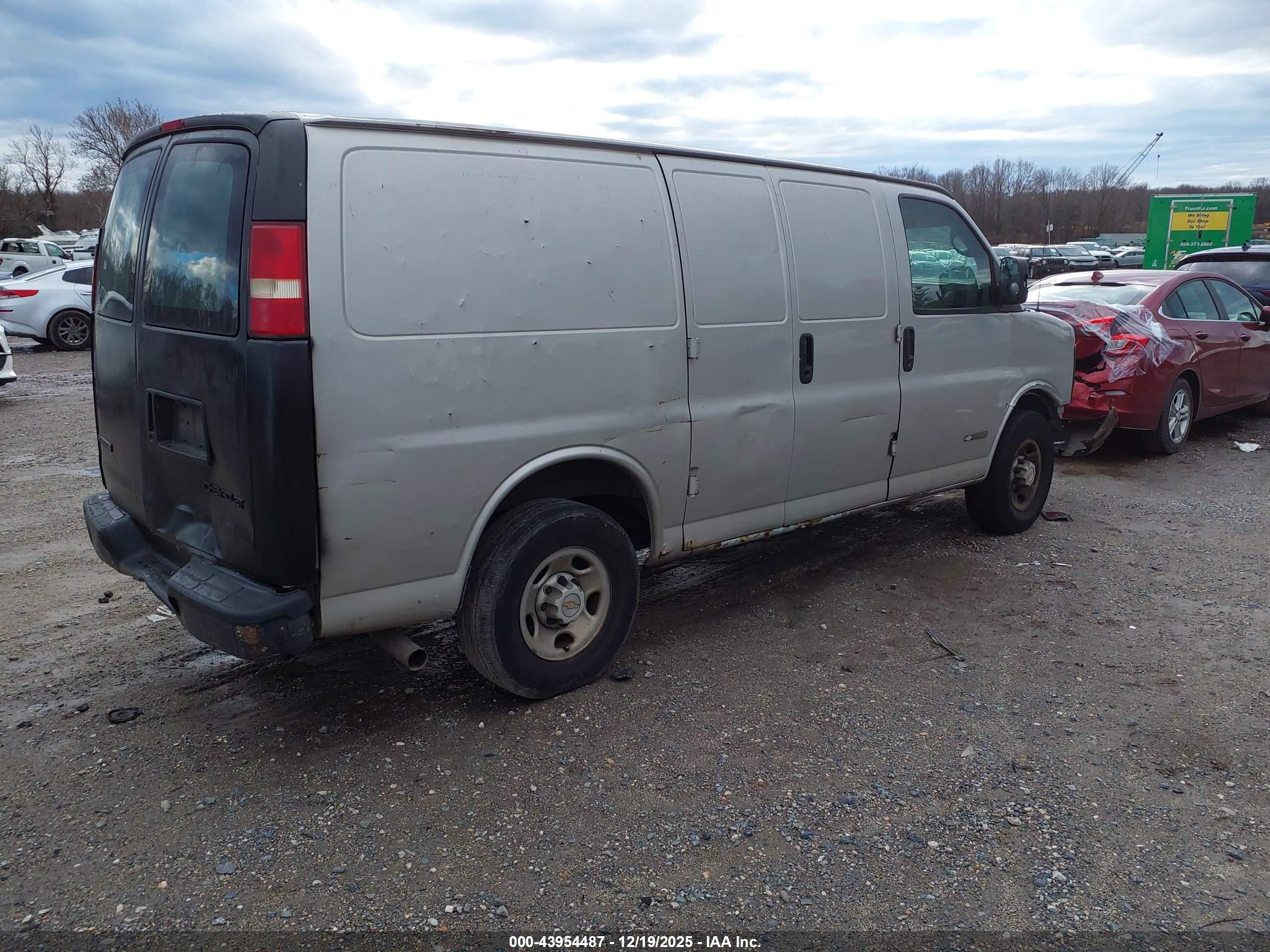 CHEVROLET EXPRESS image 4