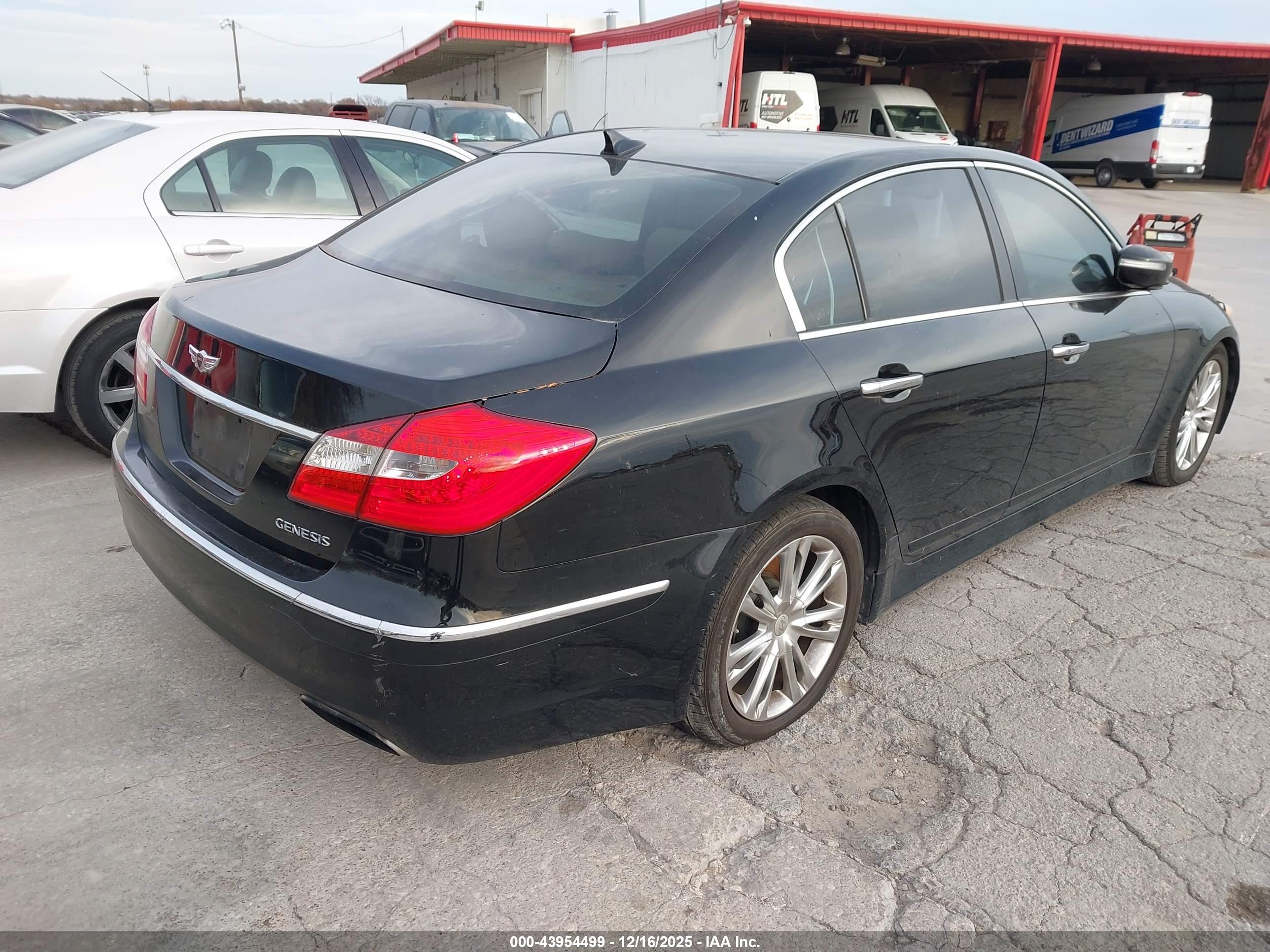 HYUNDAI GENESIS image 4