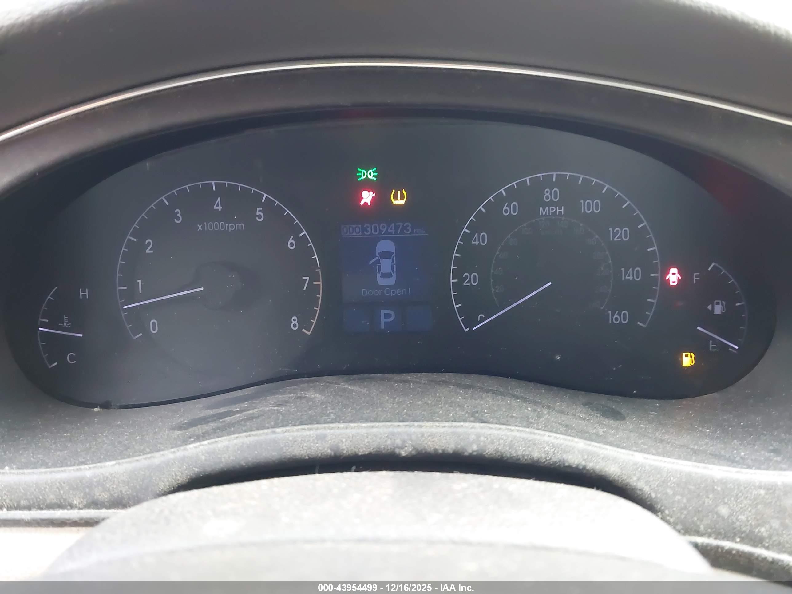 HYUNDAI GENESIS image 7