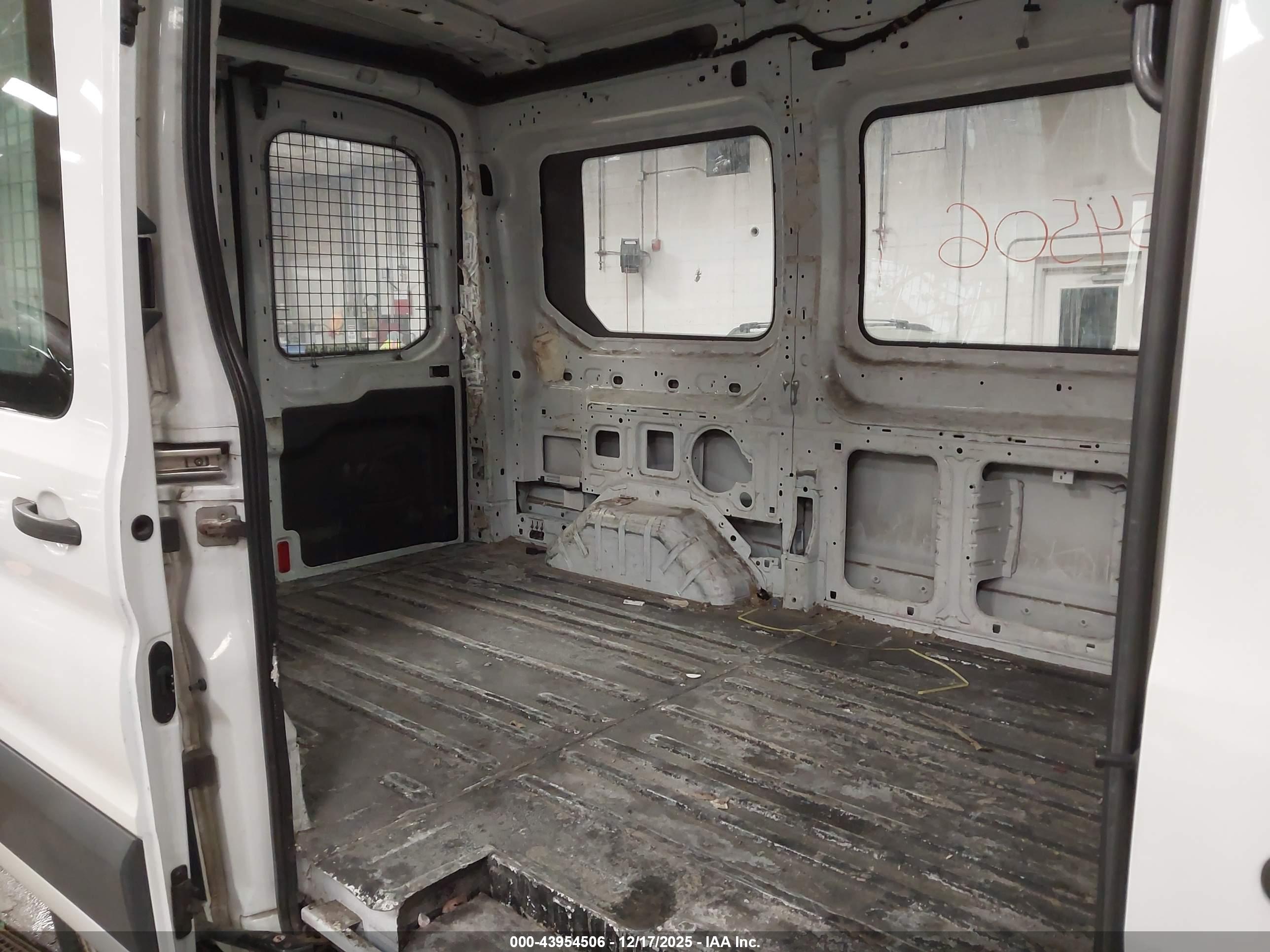 FORD TRANSIT-250 image 8