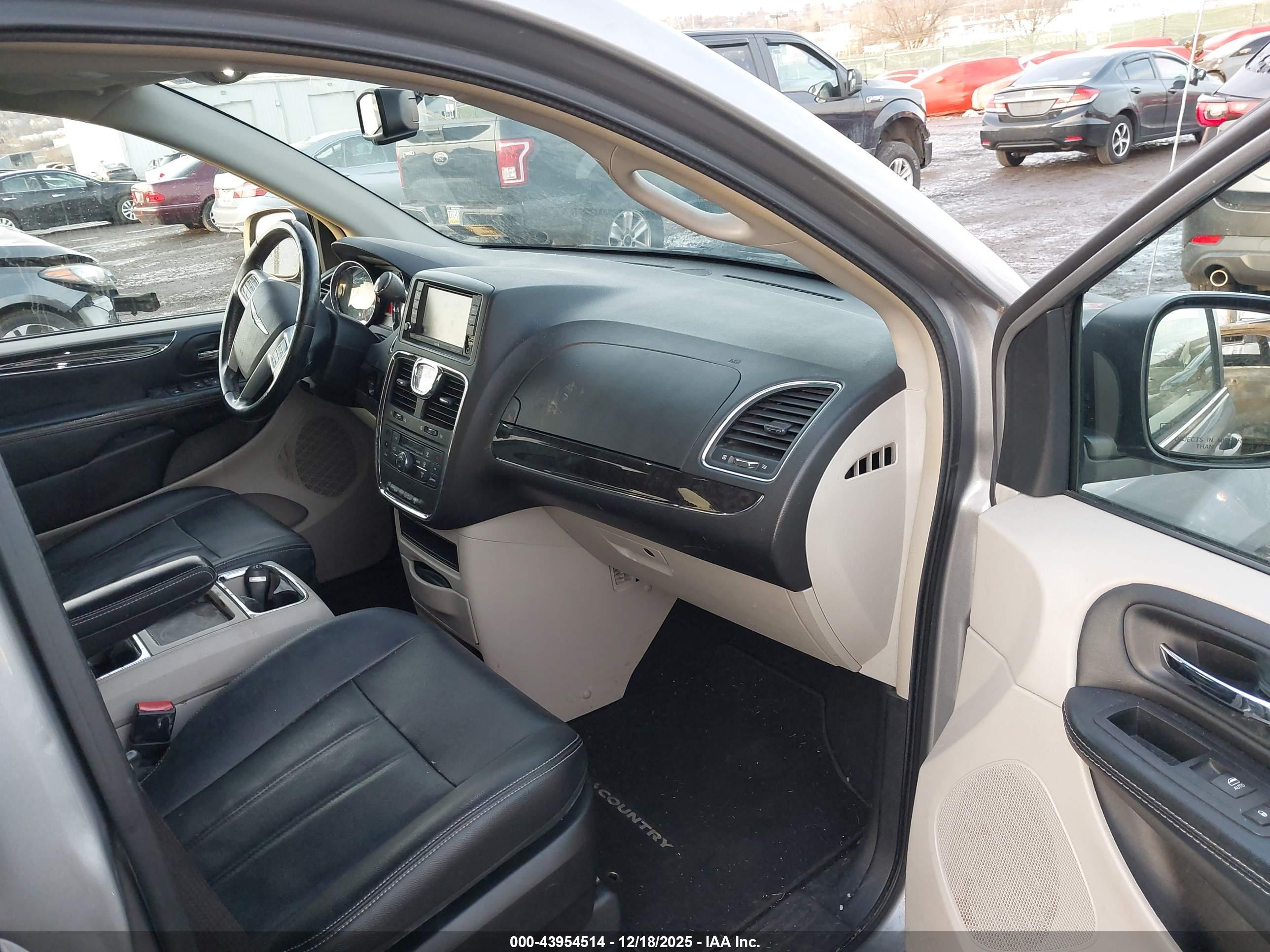 CHRYSLER TOWN image 5