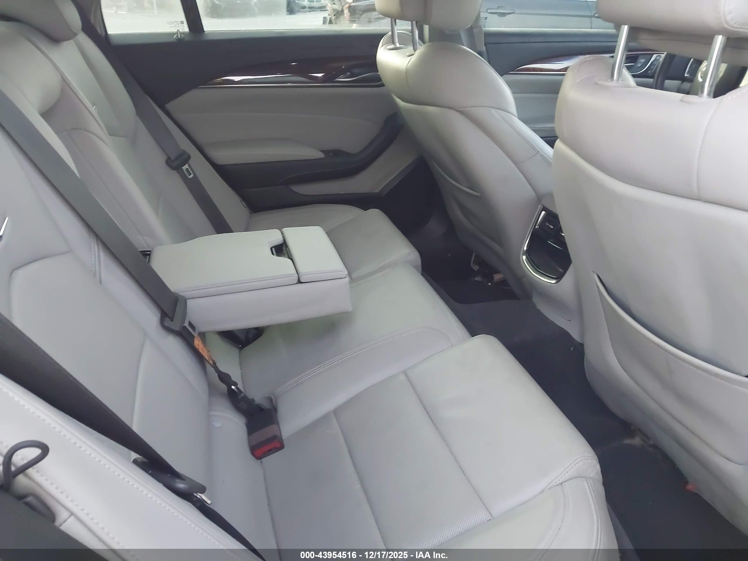 CADILLAC CTS image 8