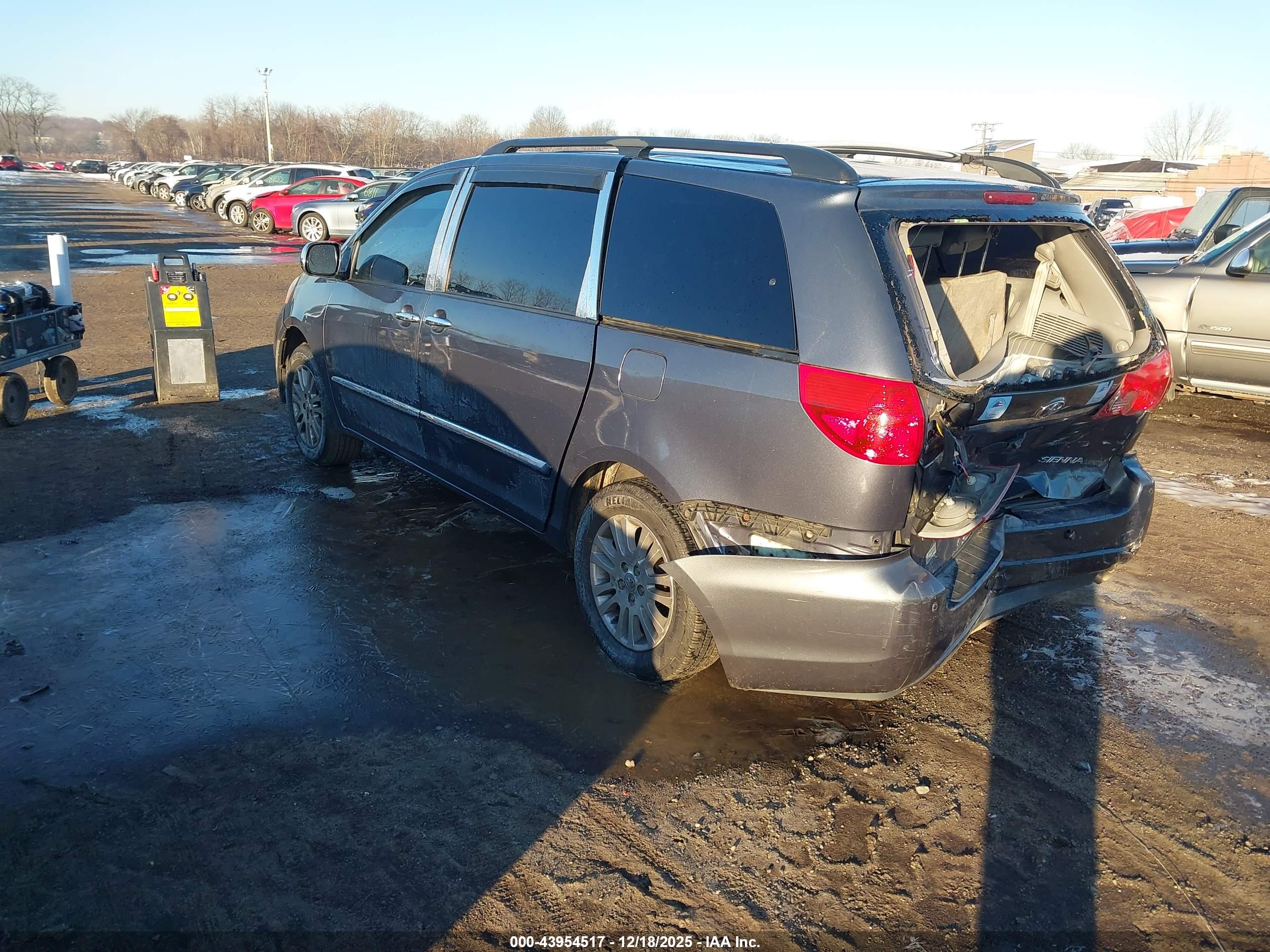TOYOTA SIENNA image 3
