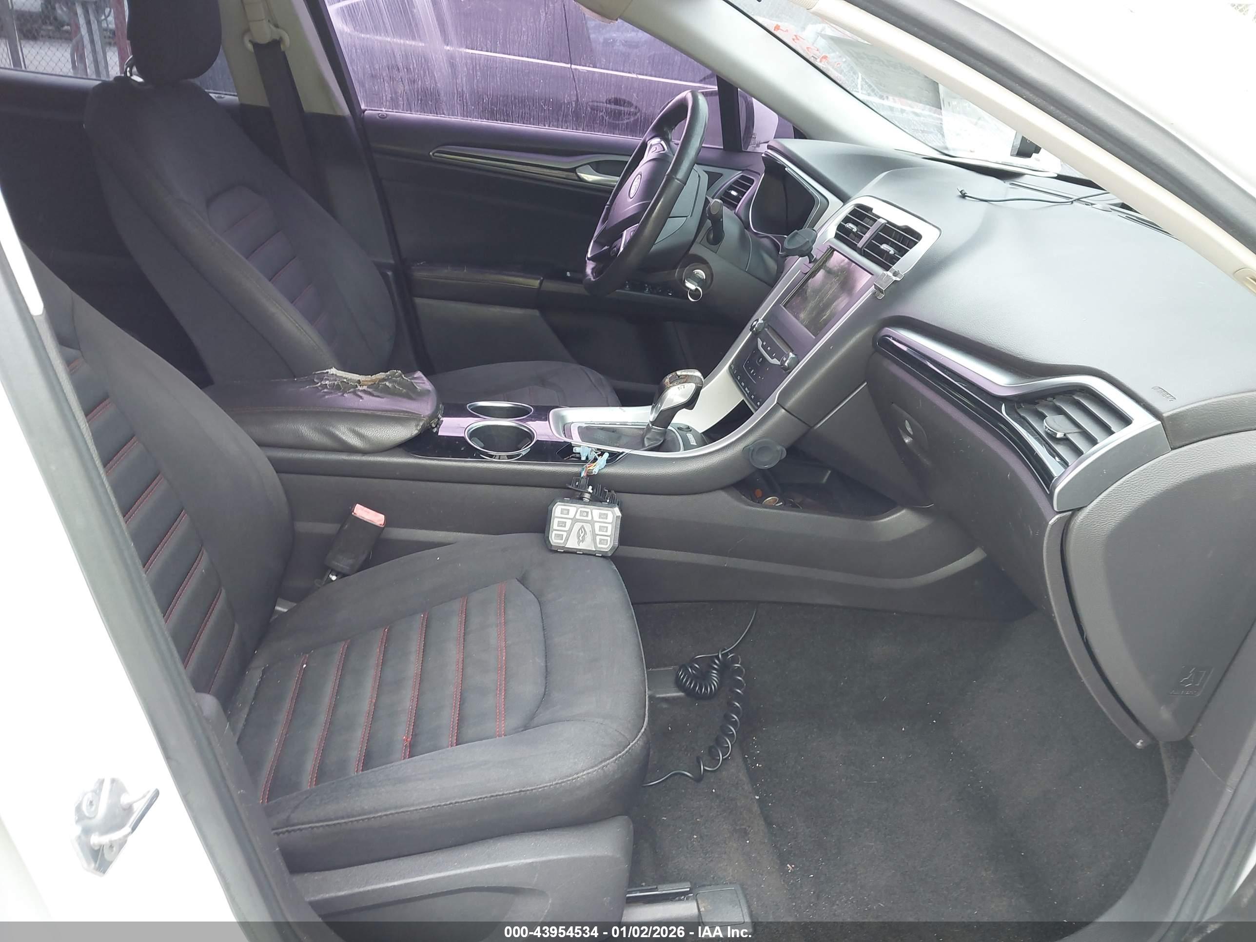 FORD FUSION image 5