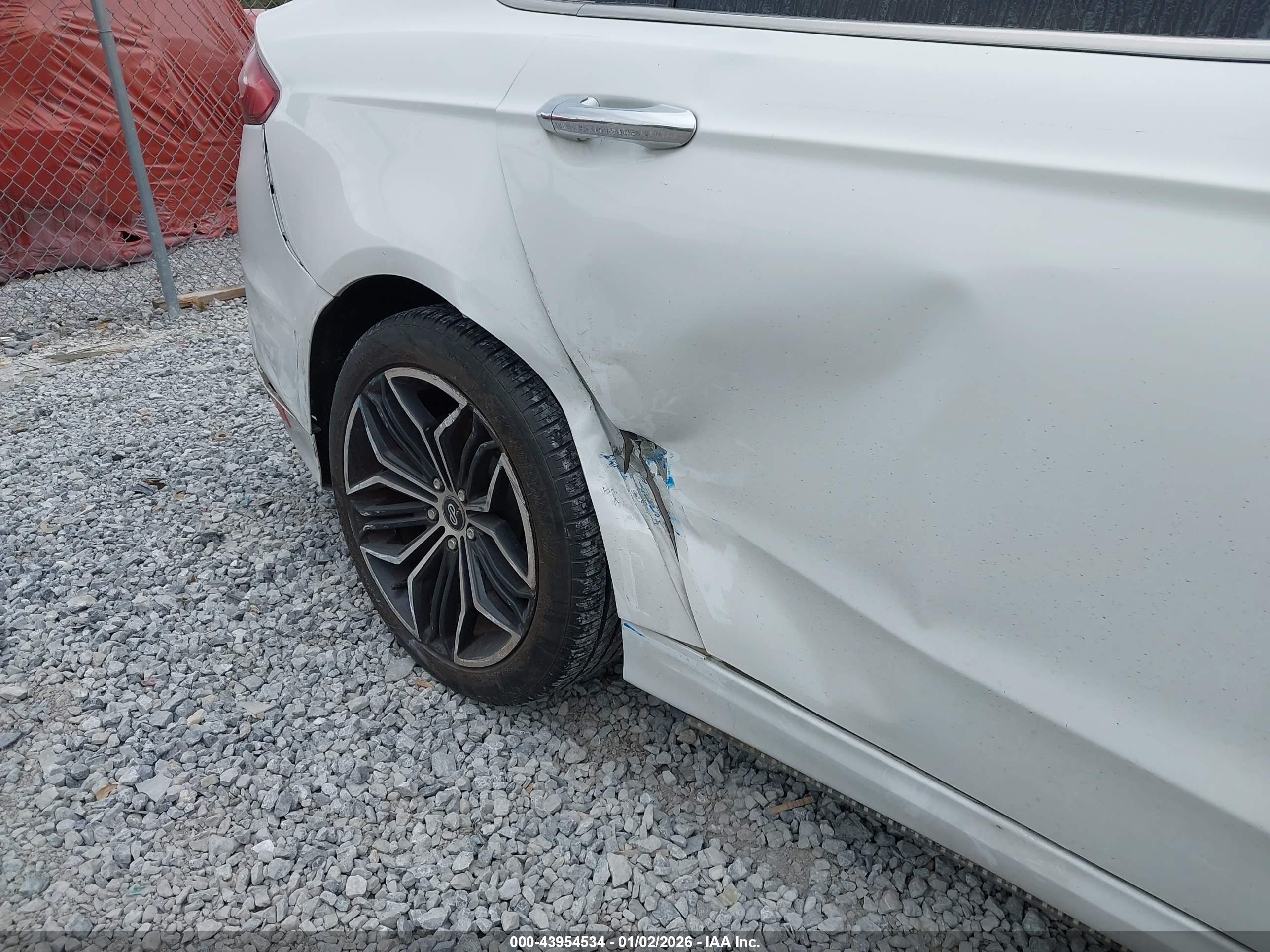 FORD FUSION image 6