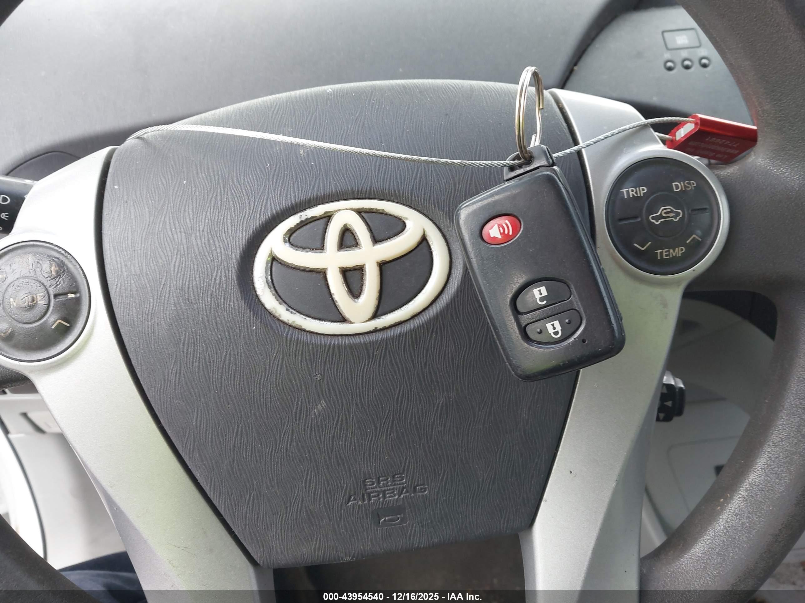 TOYOTA PRIUS image 11