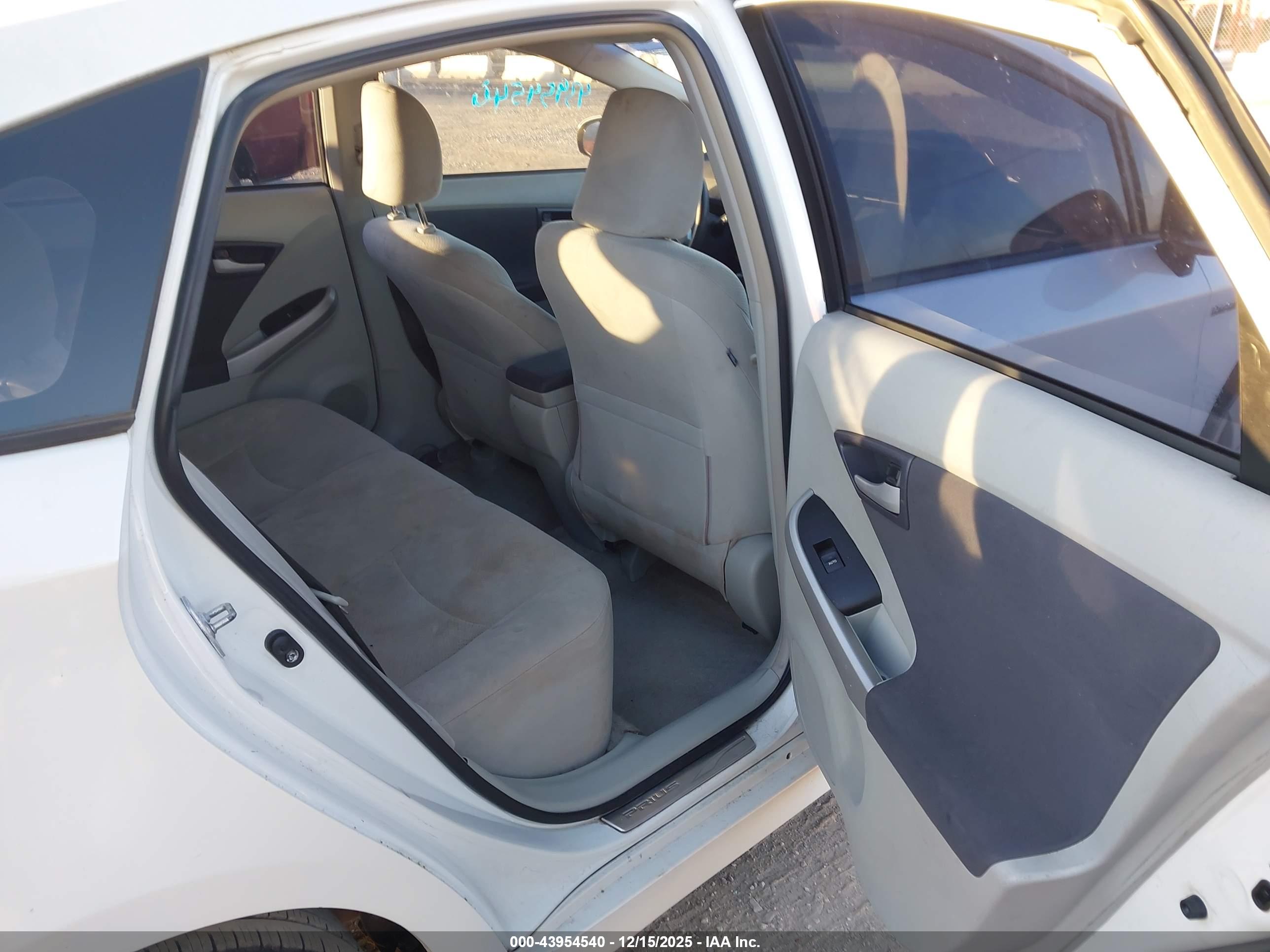 TOYOTA PRIUS image 8