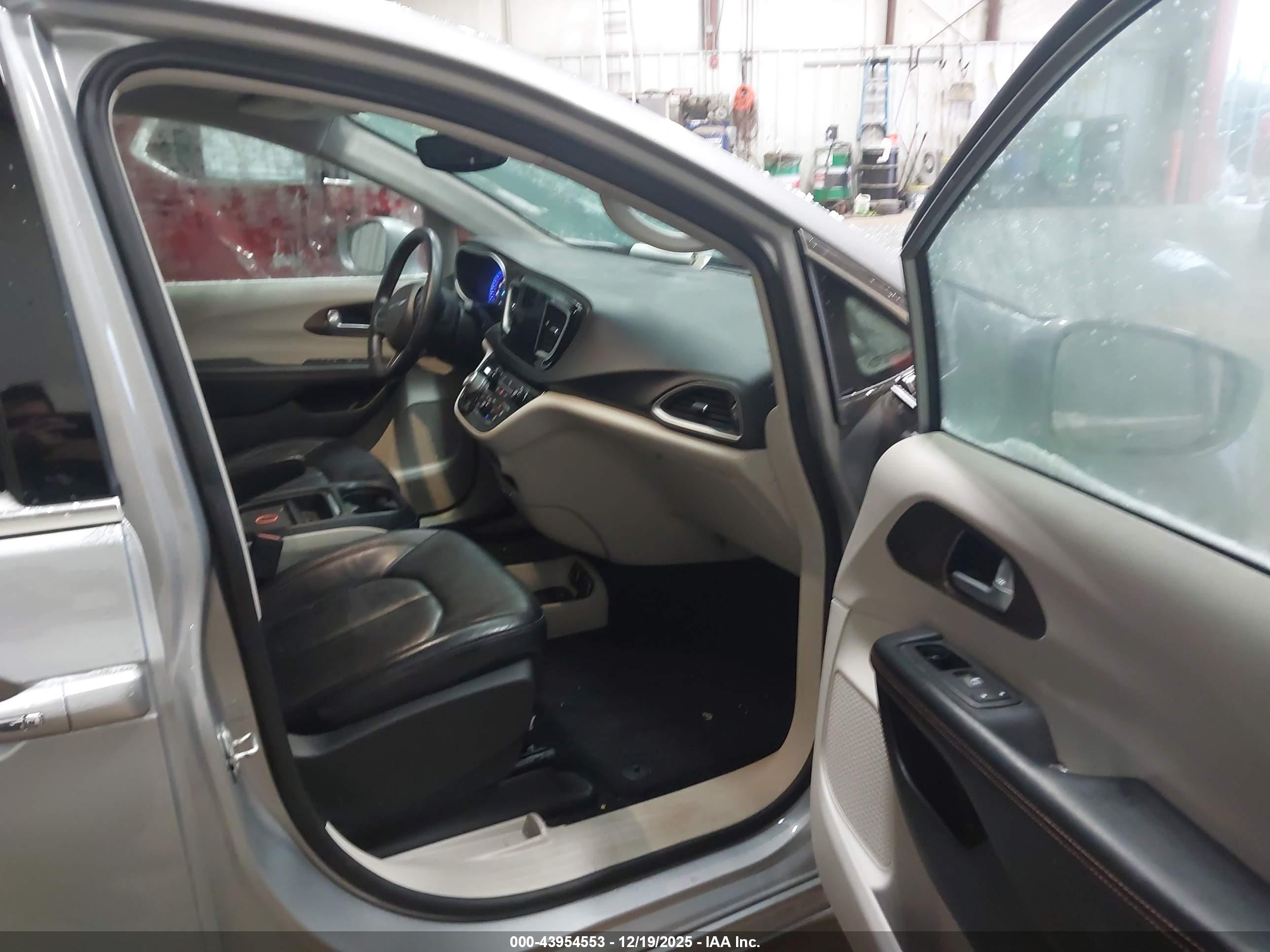CHRYSLER PACIFICA image 5