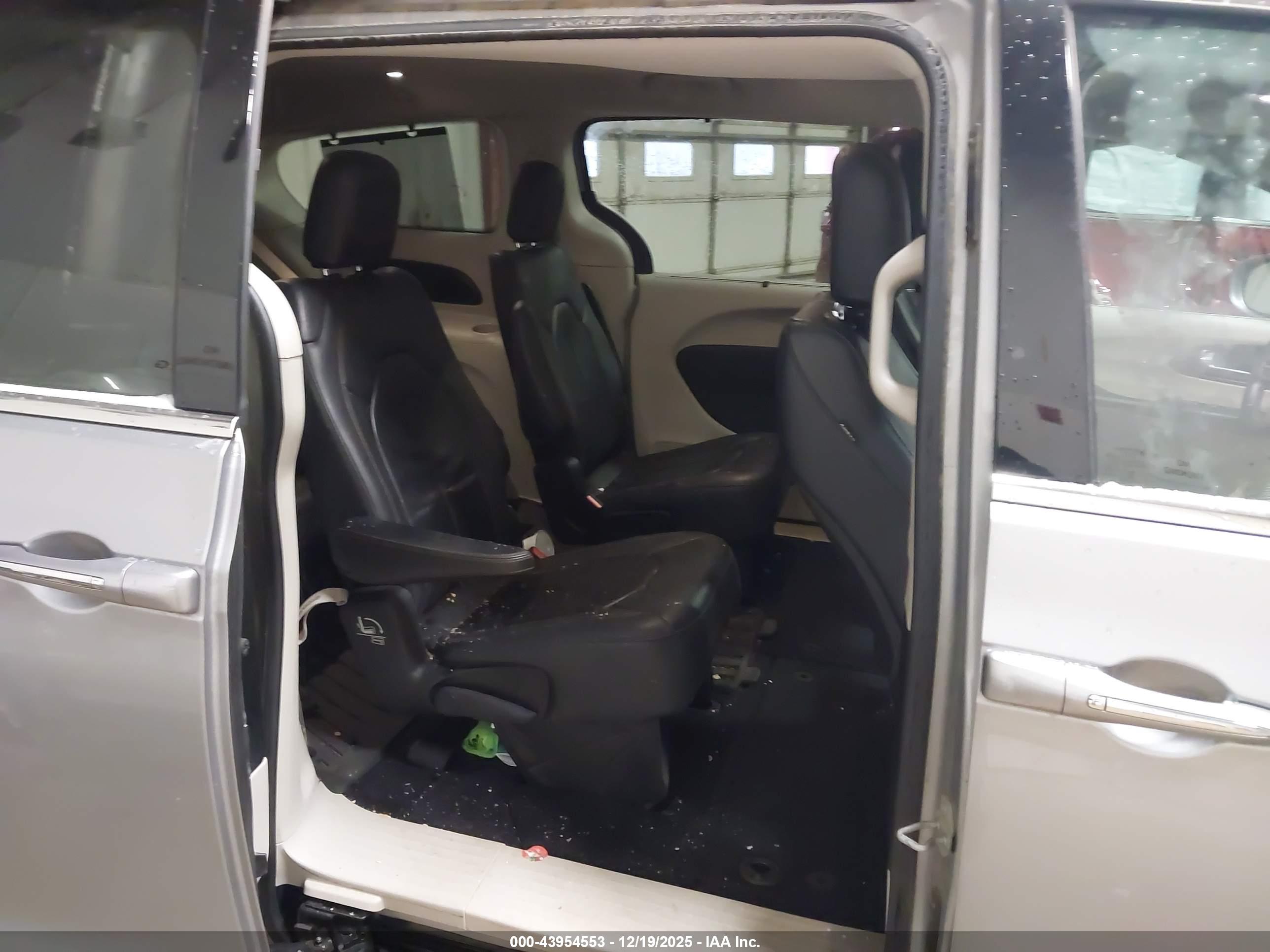 CHRYSLER PACIFICA image 8