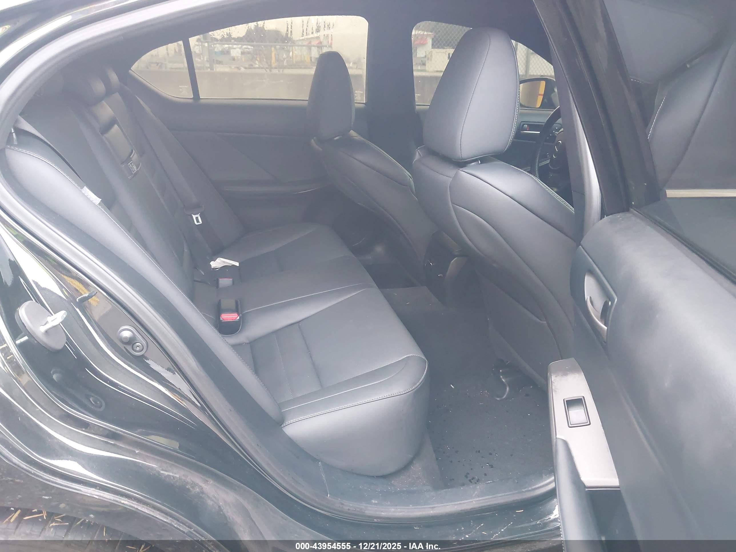 LEXUS IS image 8