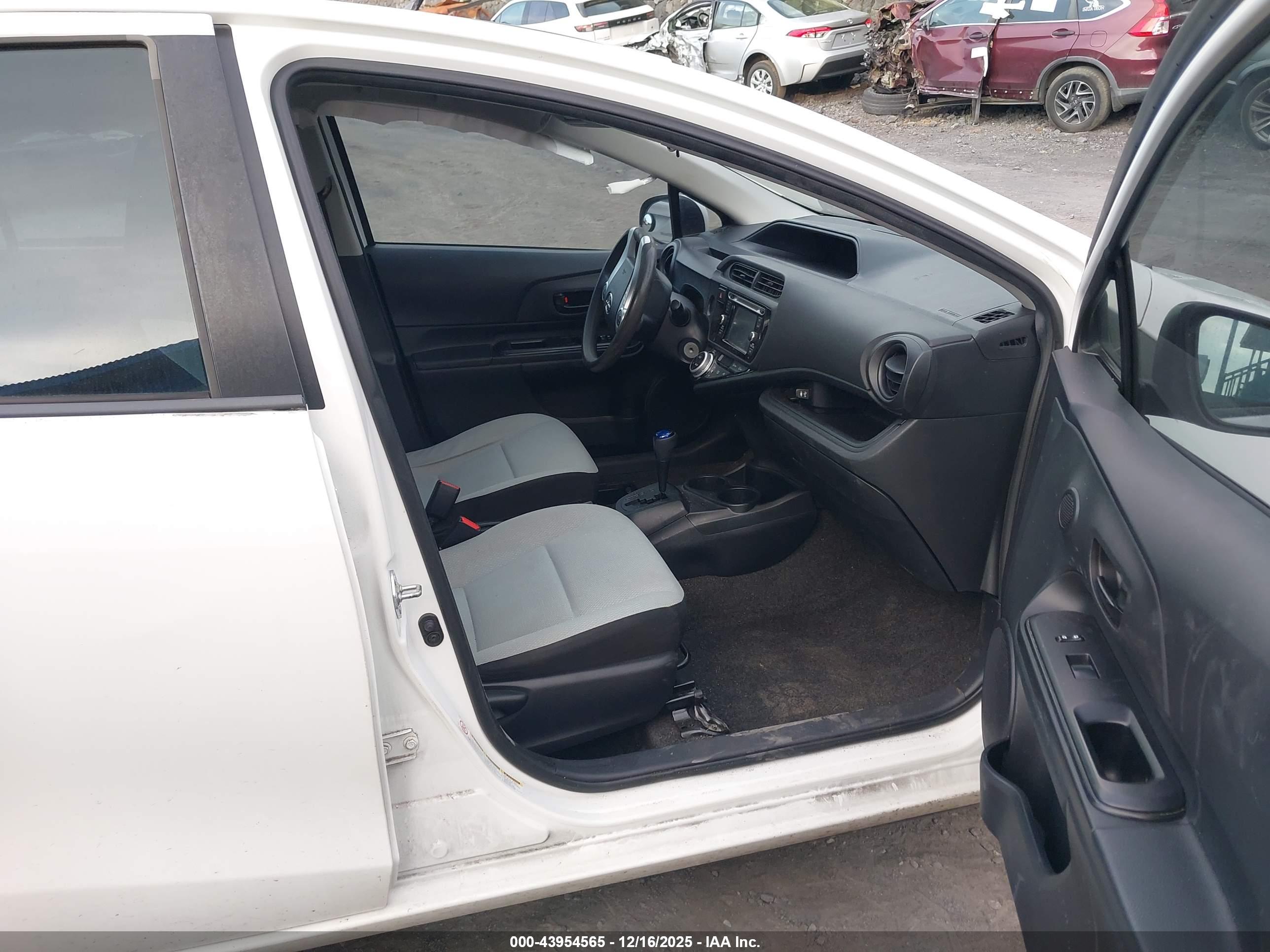 TOYOTA PRIUS image 5