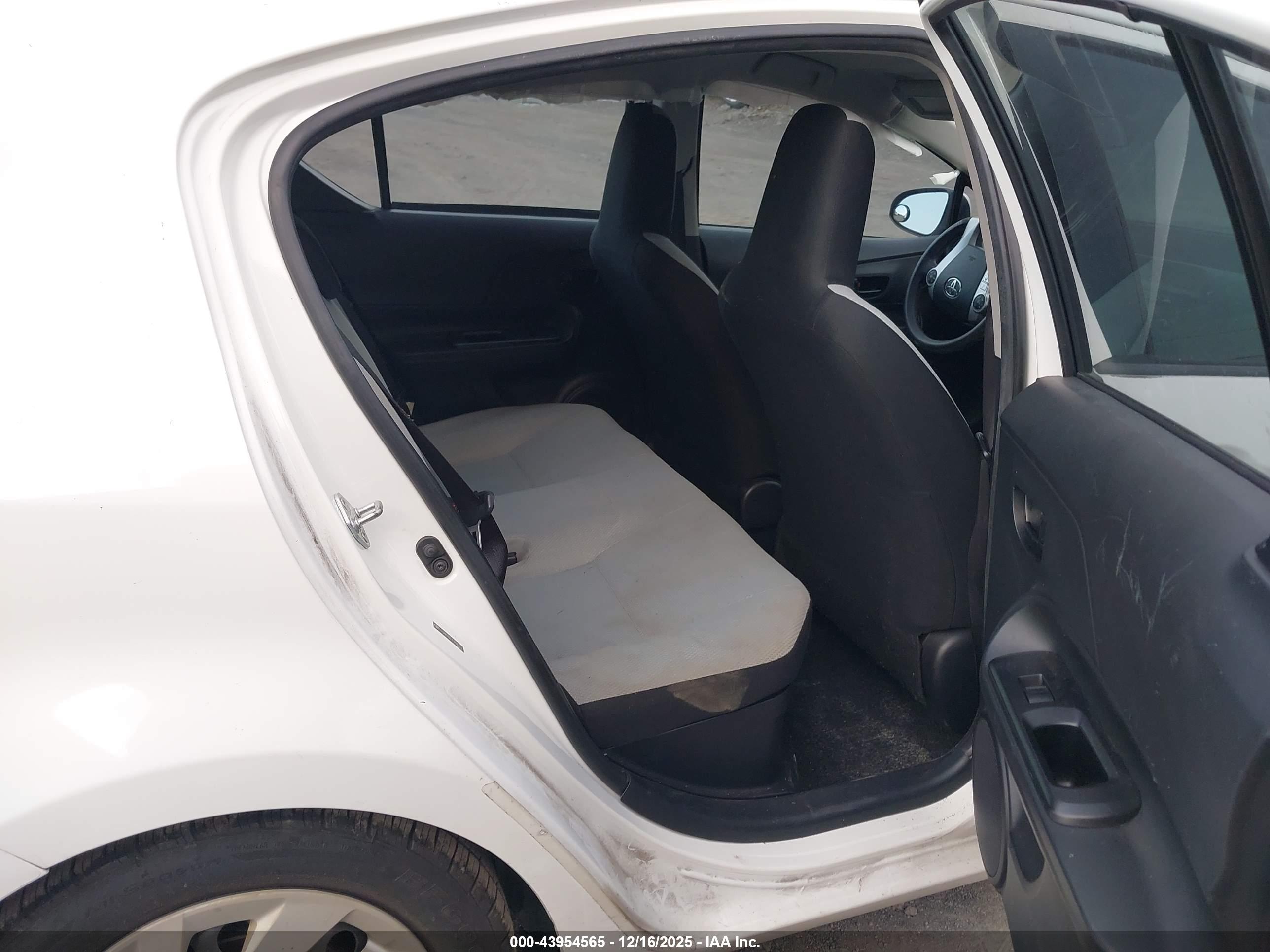 TOYOTA PRIUS image 8