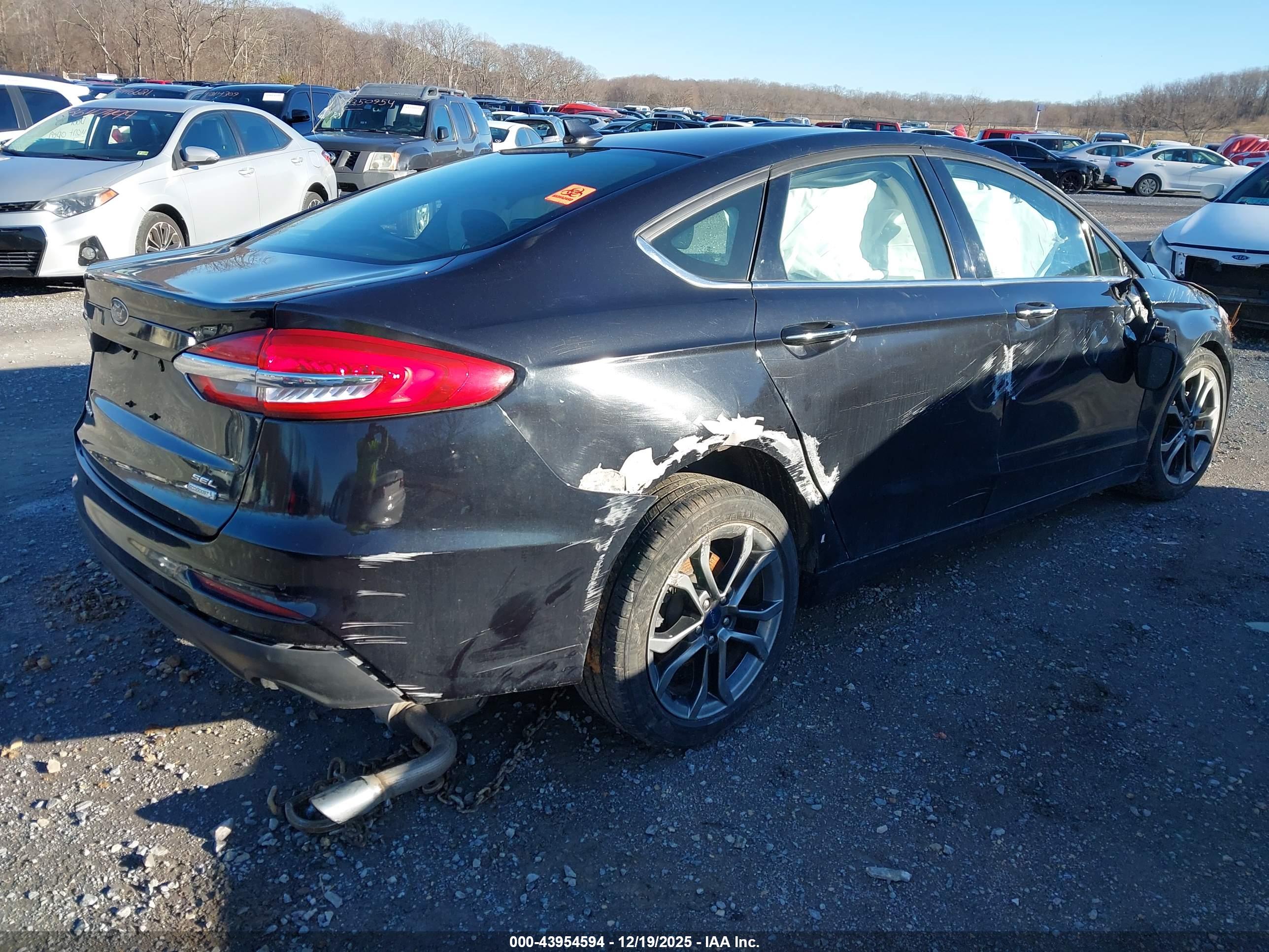 FORD FUSION image 4