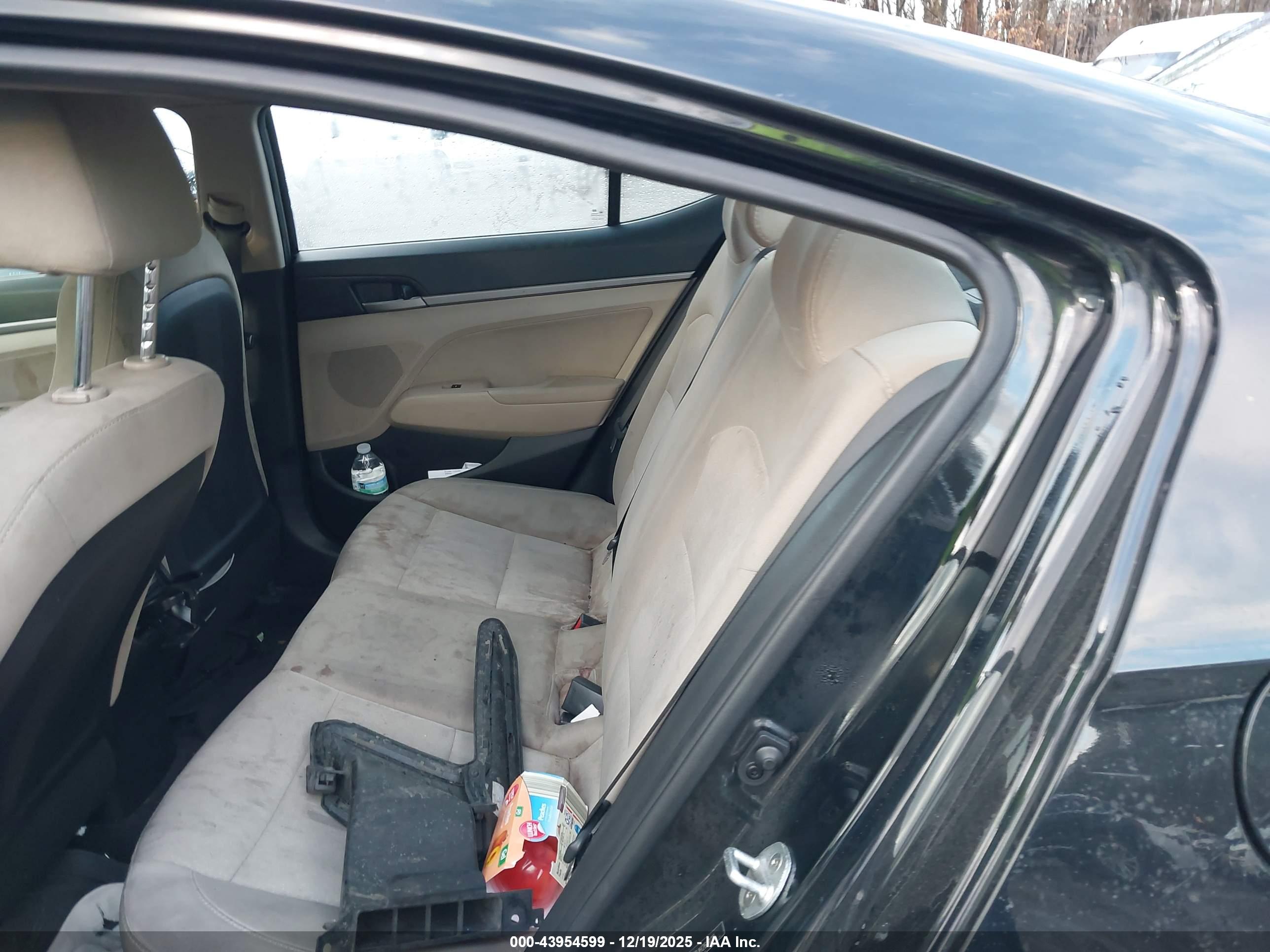 HYUNDAI ELANTRA image 8