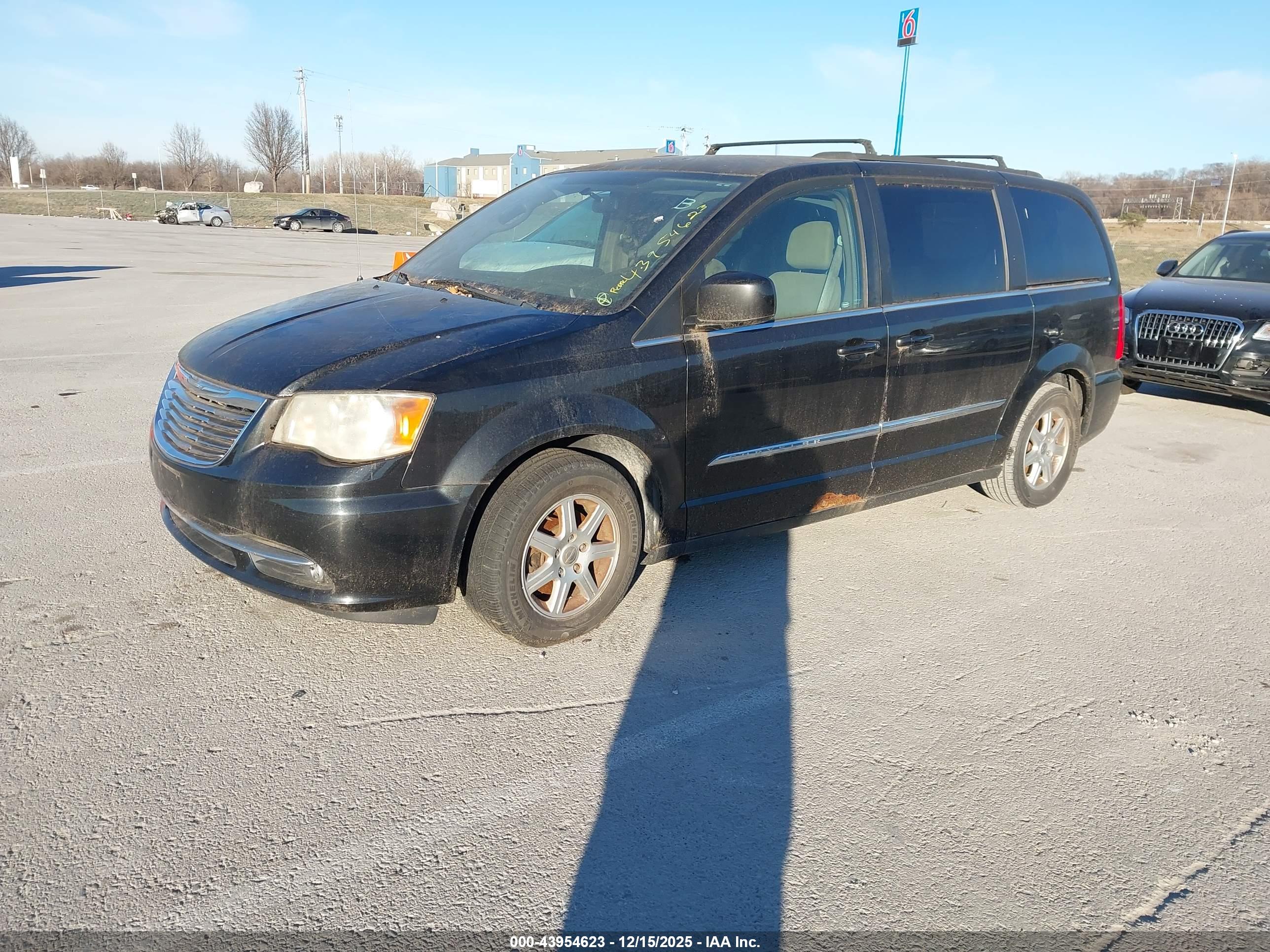 CHRYSLER TOWN image 2
