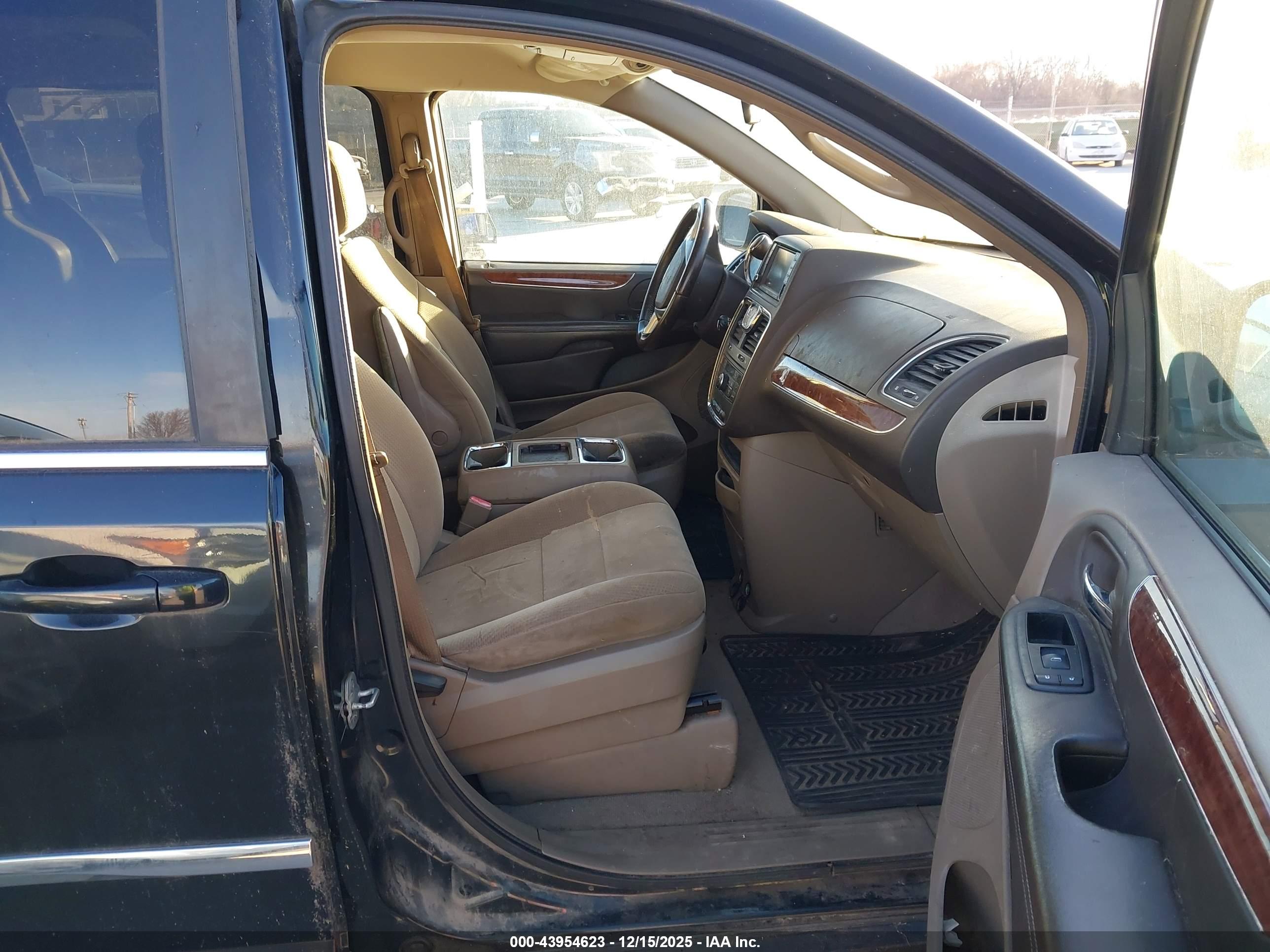CHRYSLER TOWN image 5