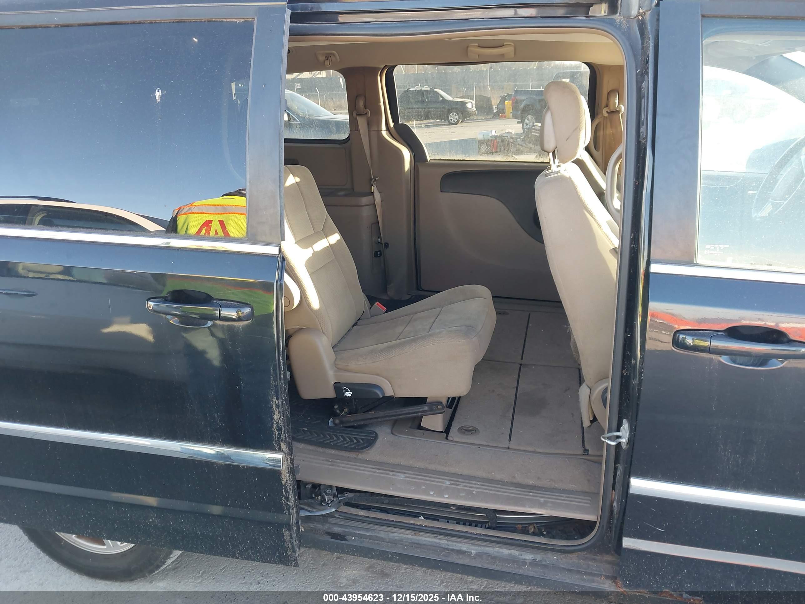 CHRYSLER TOWN image 8