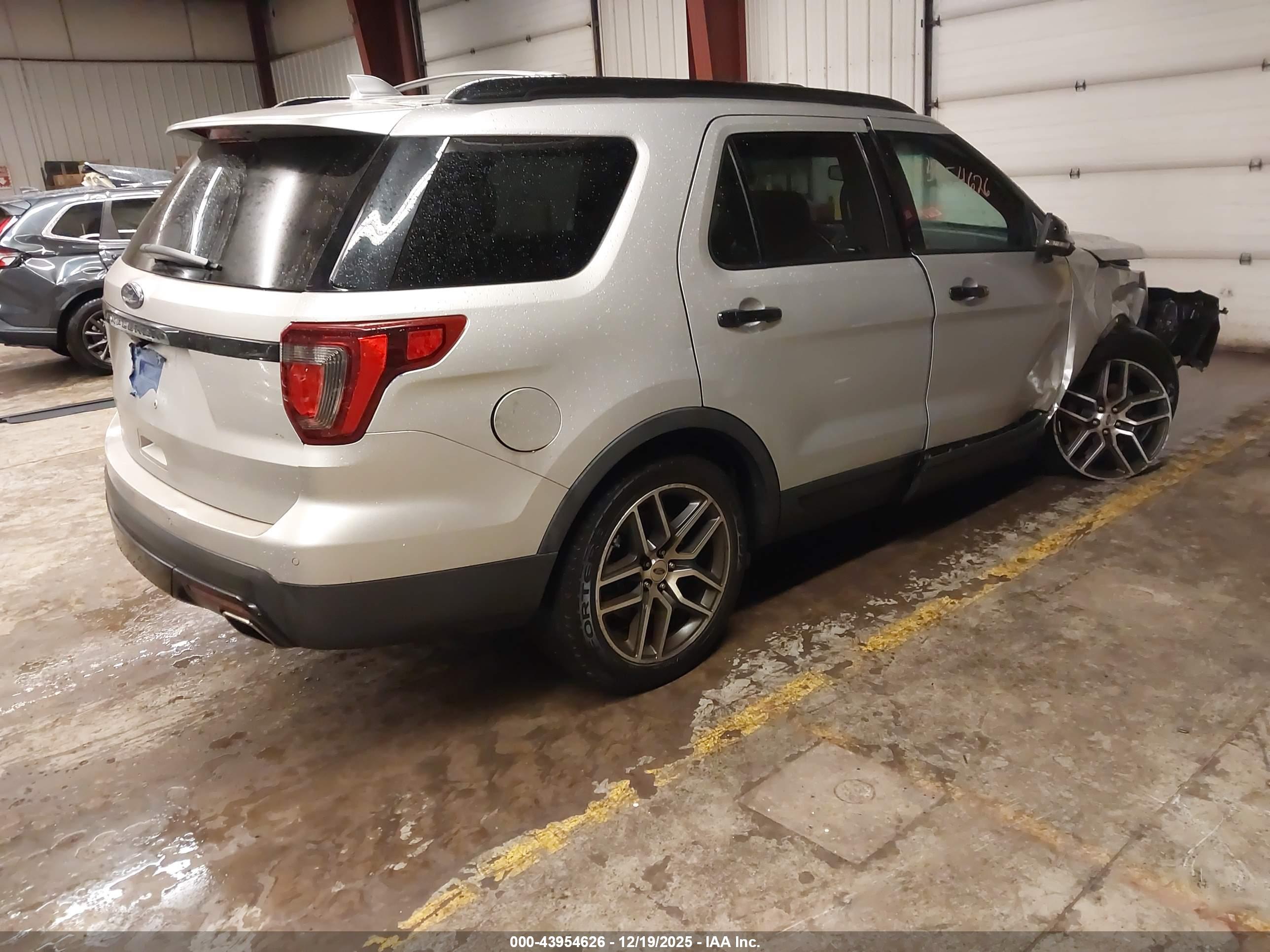 FORD EXPLORER image 4