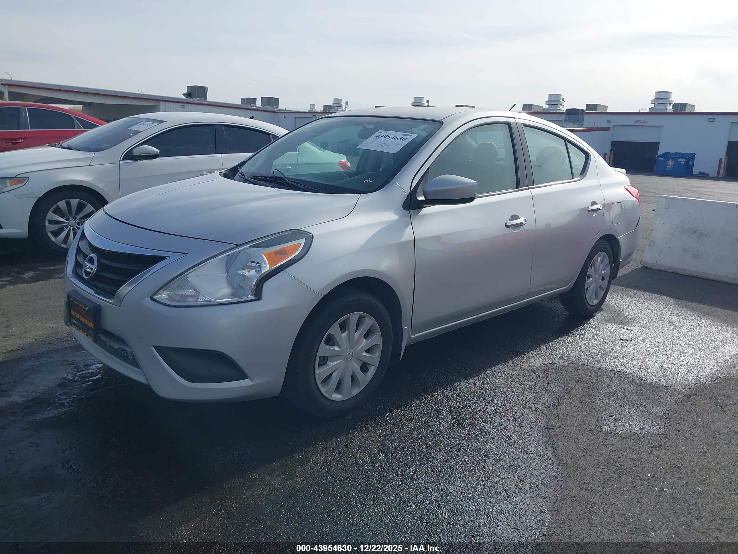 NISSAN VERSA image 2