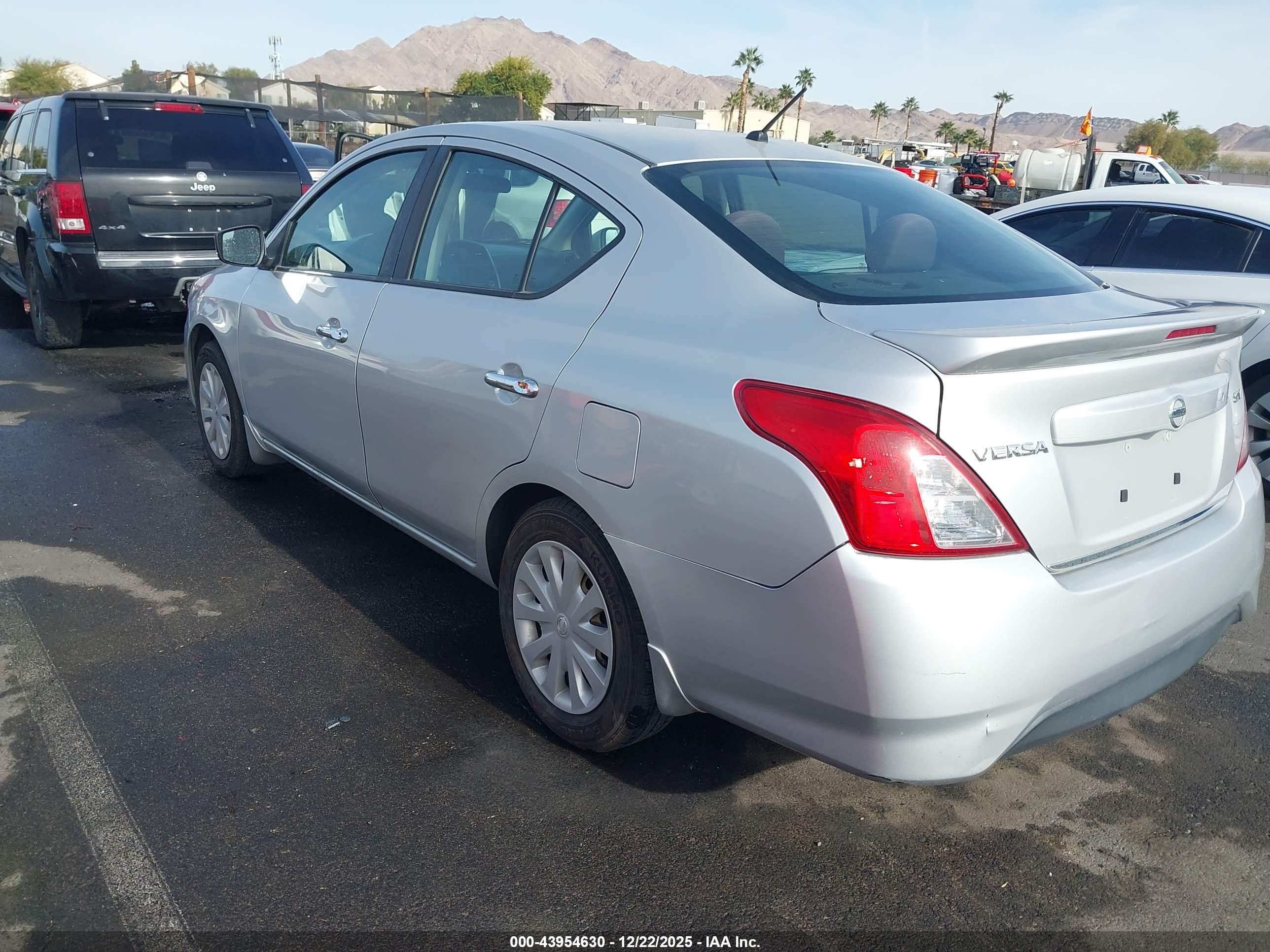 NISSAN VERSA image 3