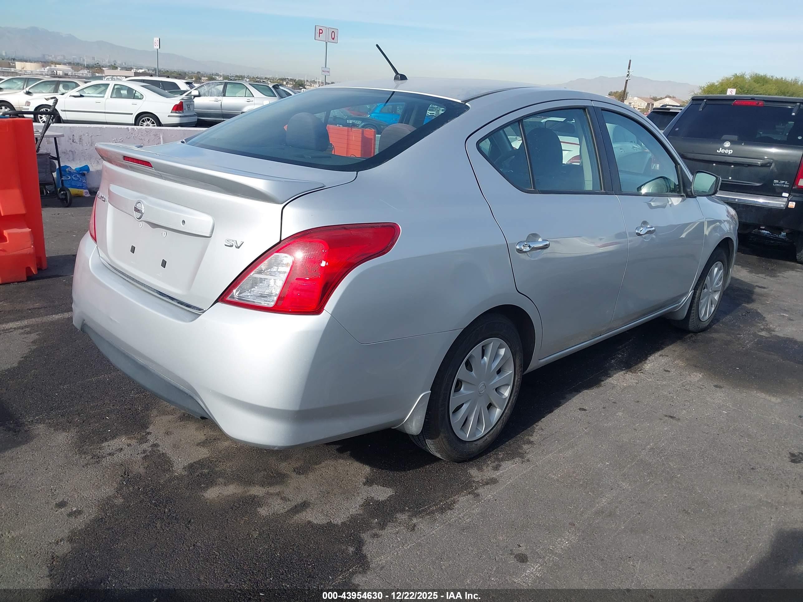 NISSAN VERSA image 4