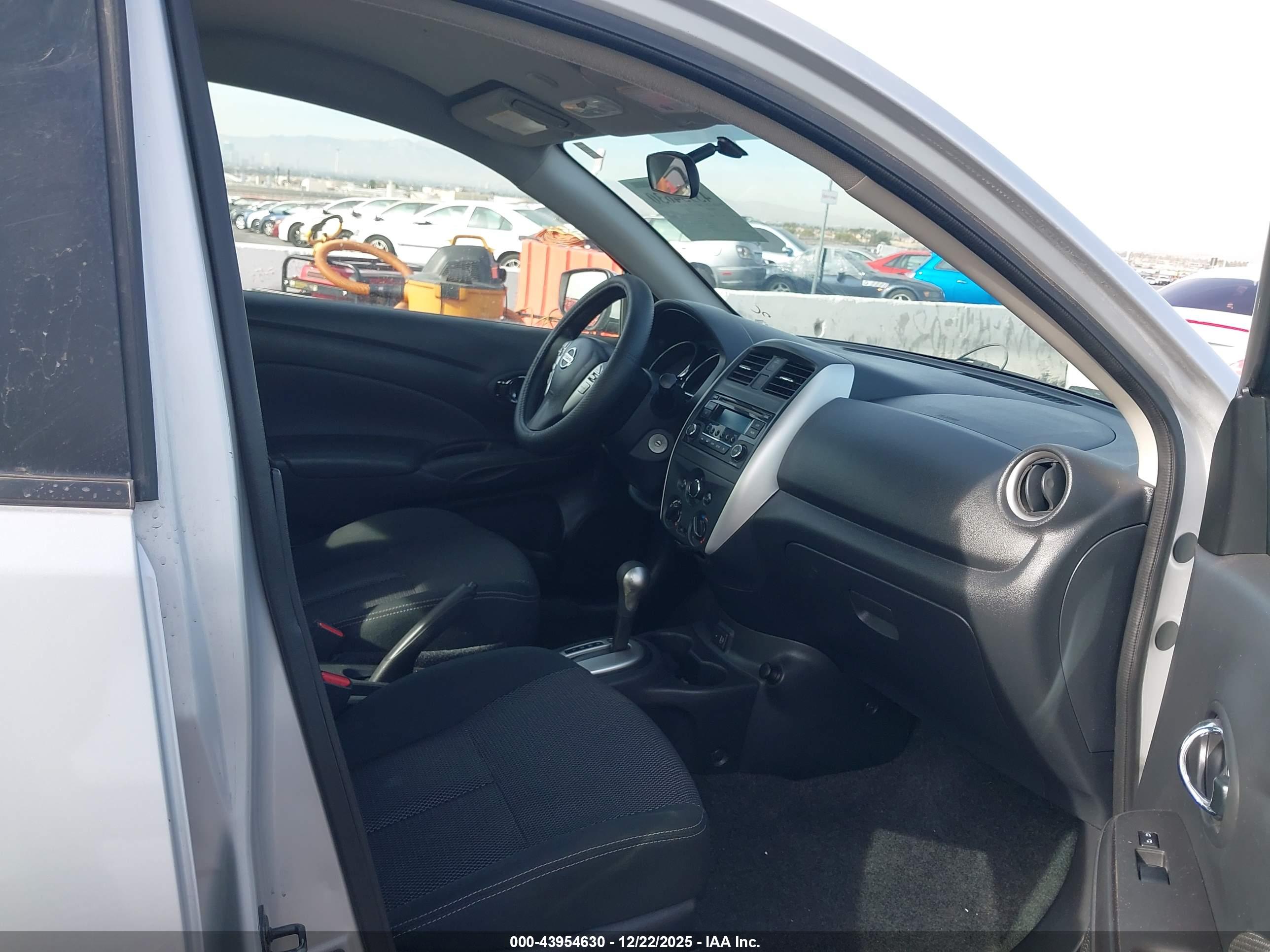NISSAN VERSA image 5