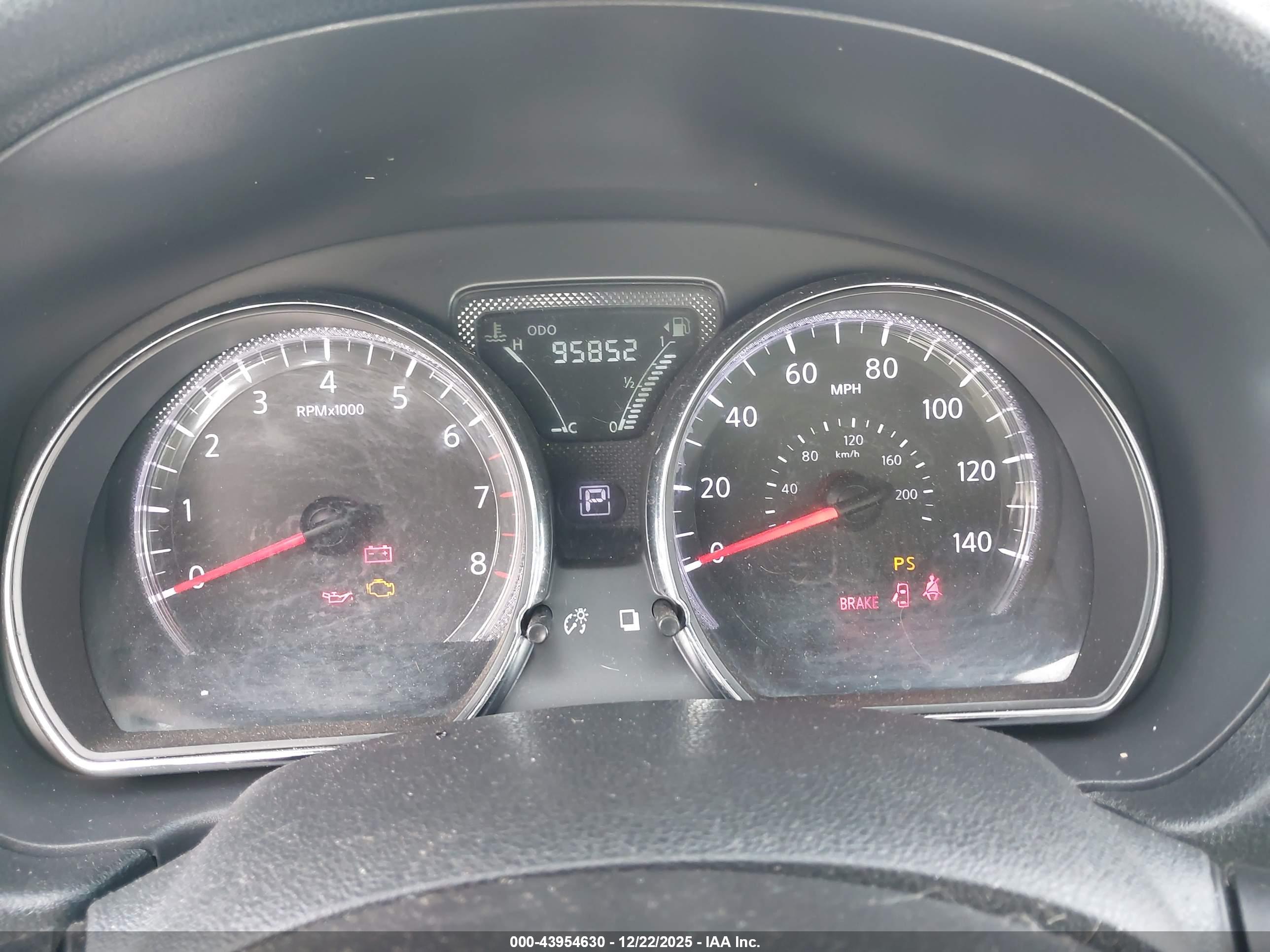 NISSAN VERSA image 7
