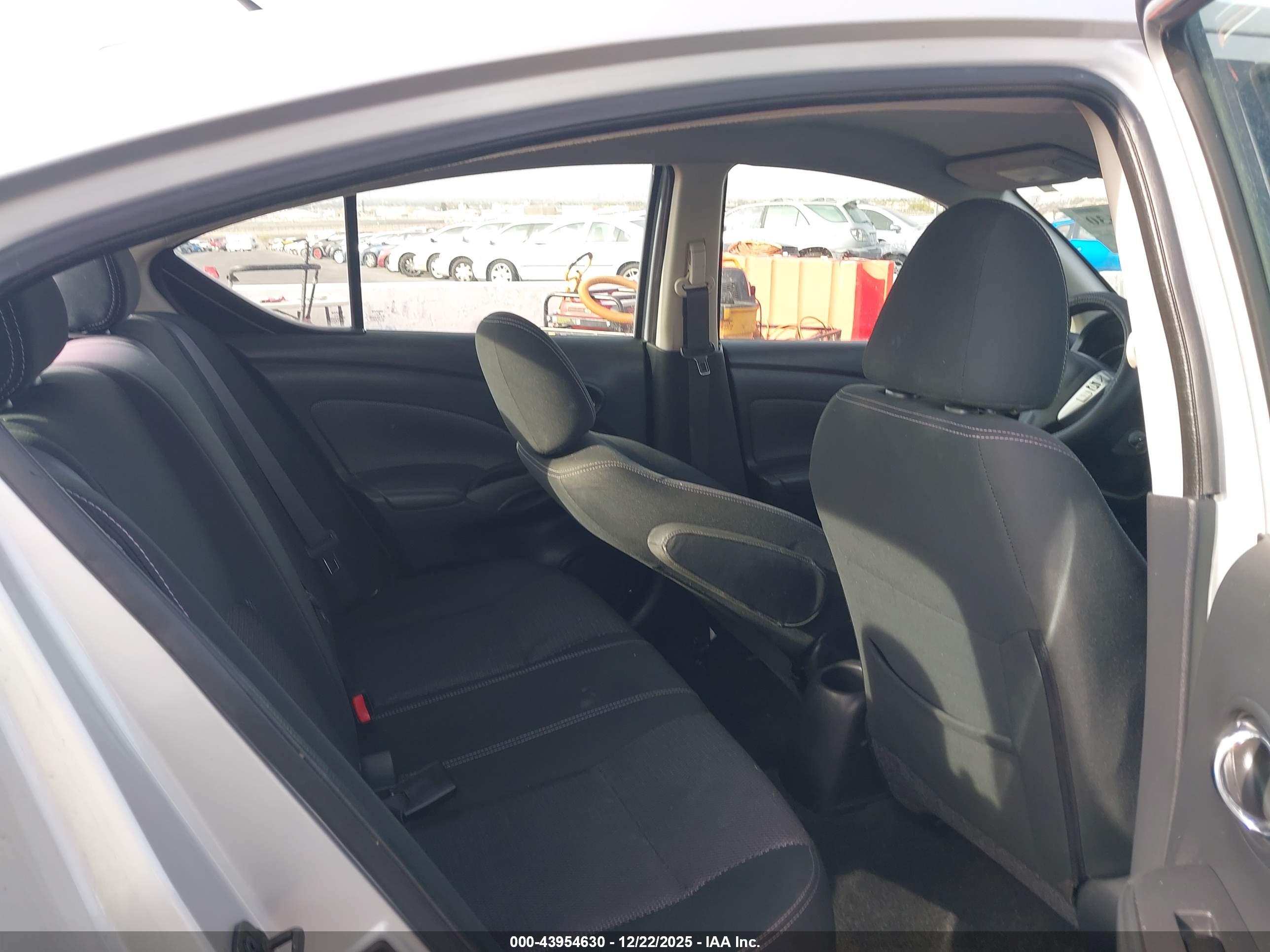 NISSAN VERSA image 8
