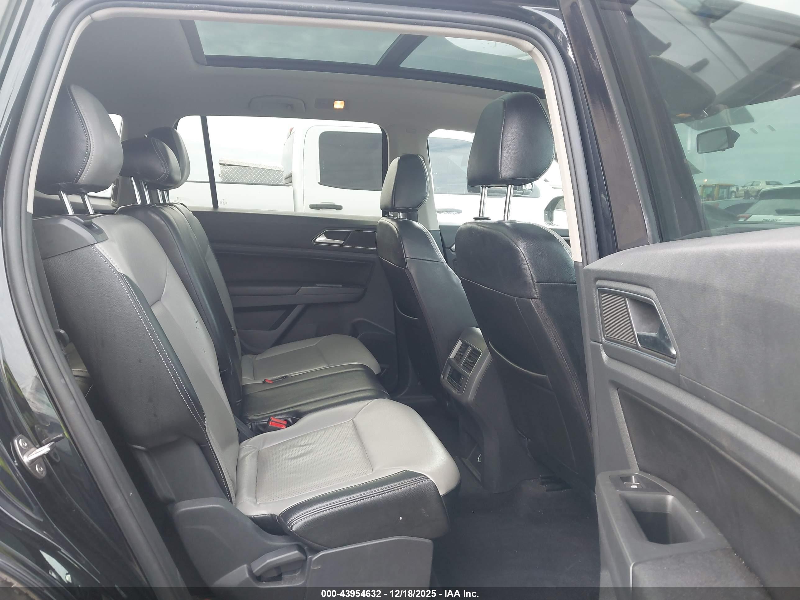 VOLKSWAGEN ATLAS image 8