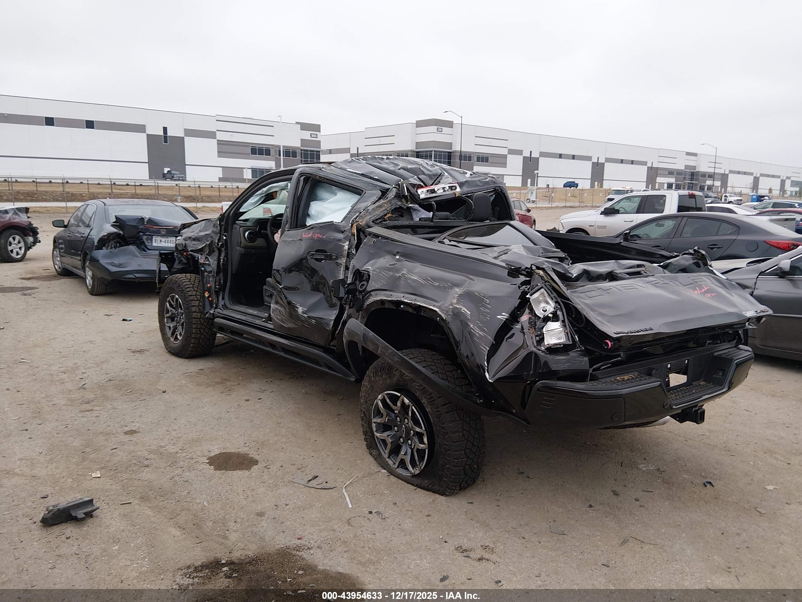 CHEVROLET COLORADO image 3