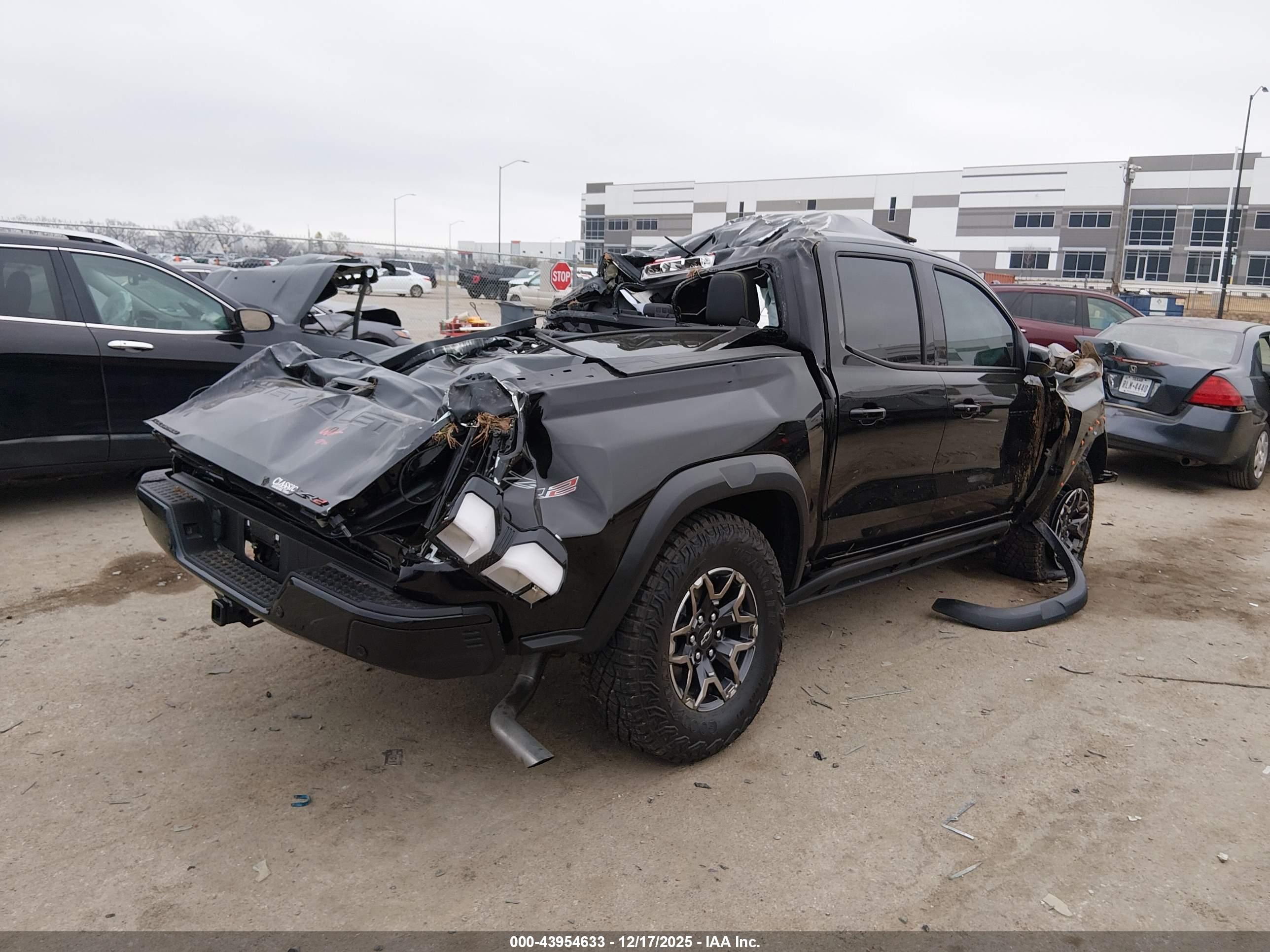 CHEVROLET COLORADO image 4