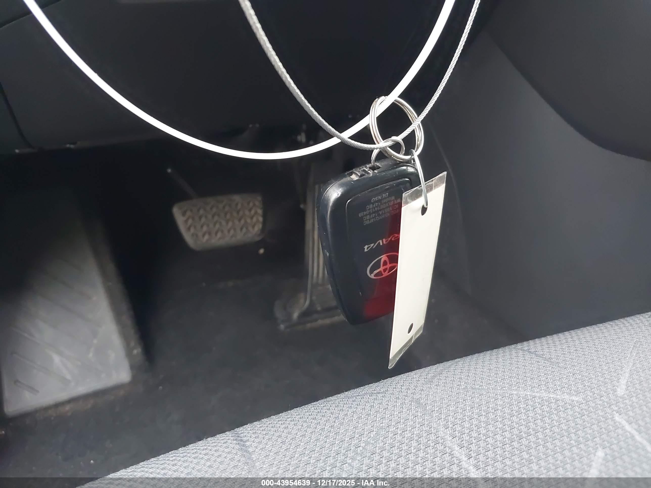TOYOTA RAV4 image 11