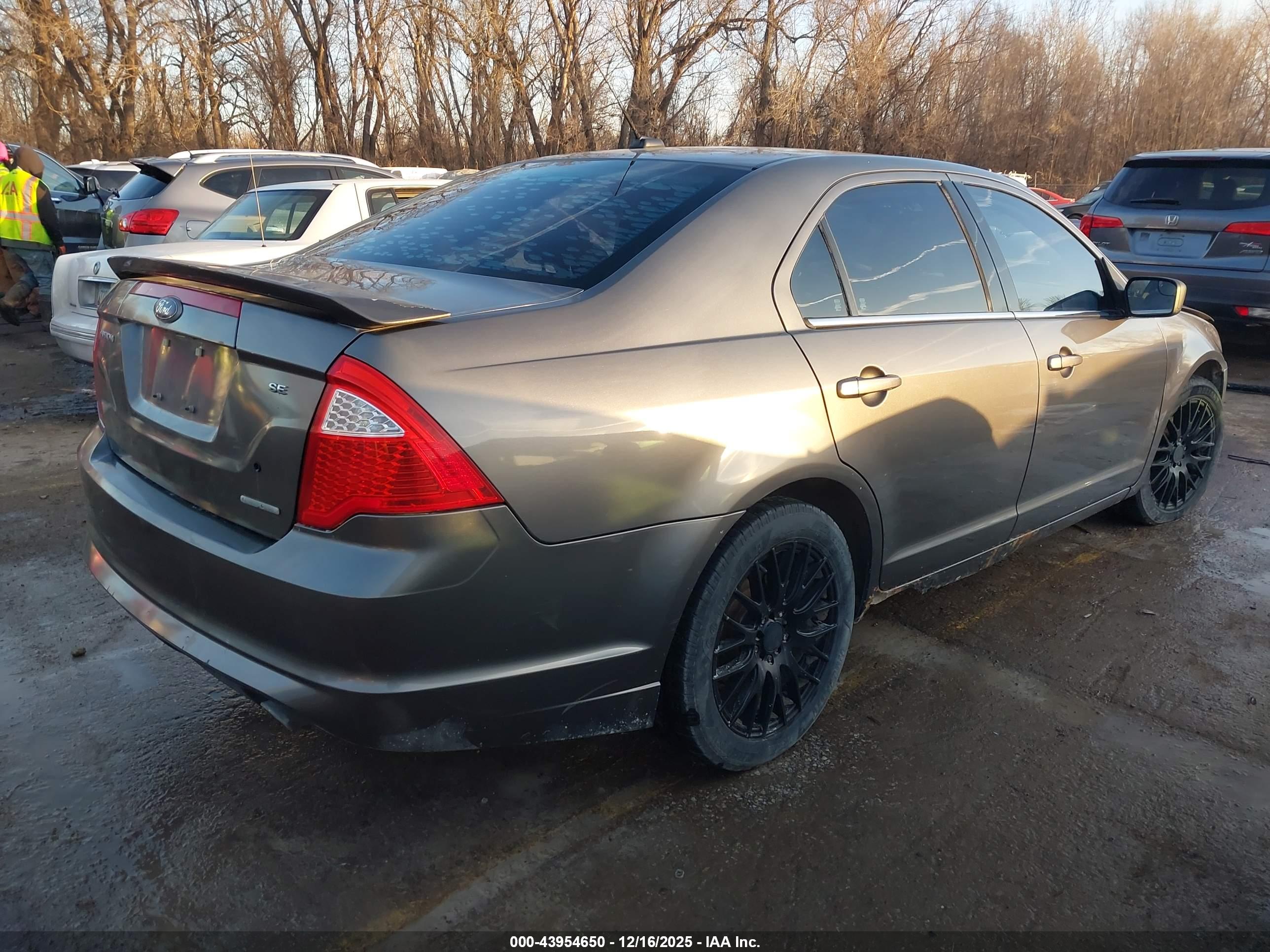 FORD FUSION image 4