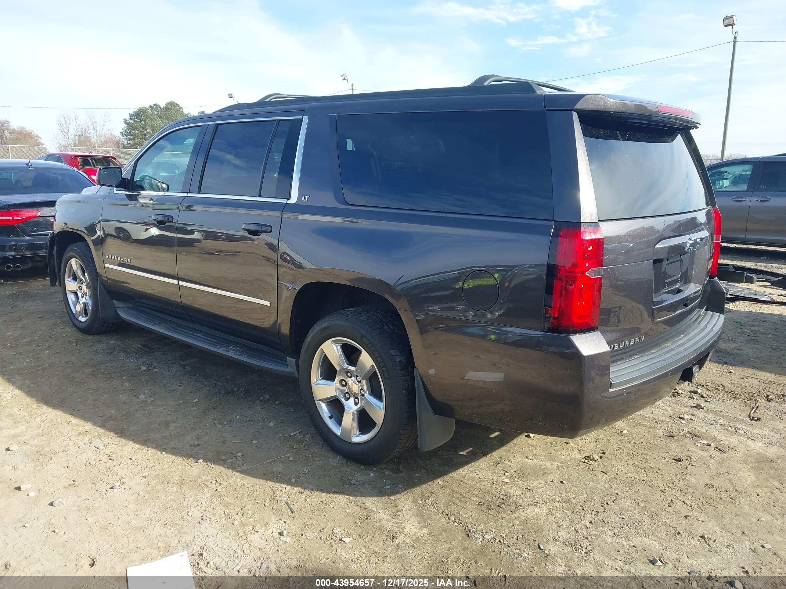 CHEVROLET SUBURBAN image 3