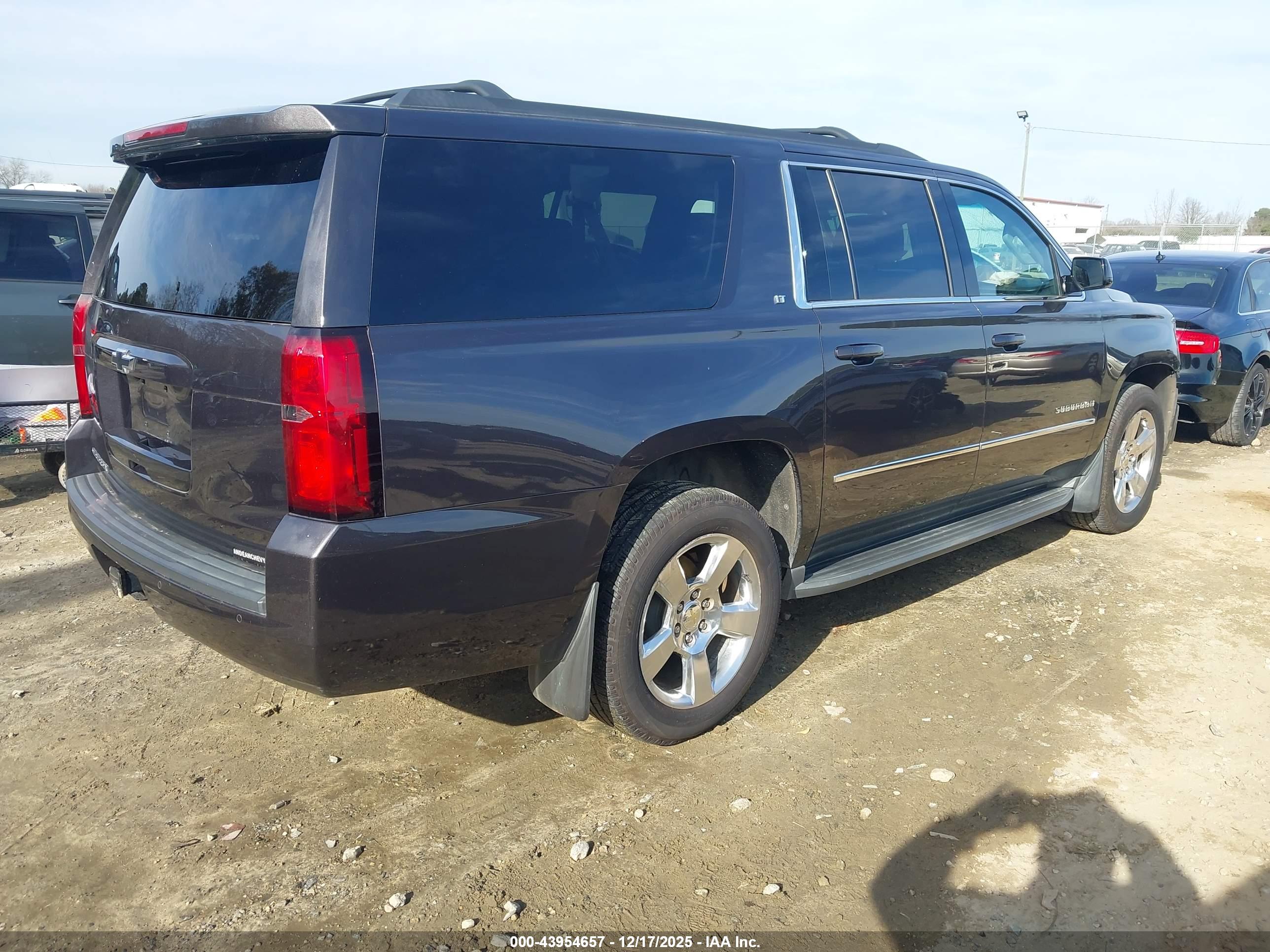 CHEVROLET SUBURBAN image 4